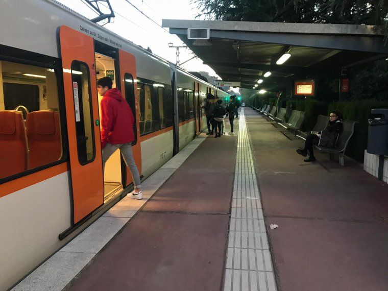 Un comboi dels ferrocarrils de la generalitat a la parada de Bellaterra