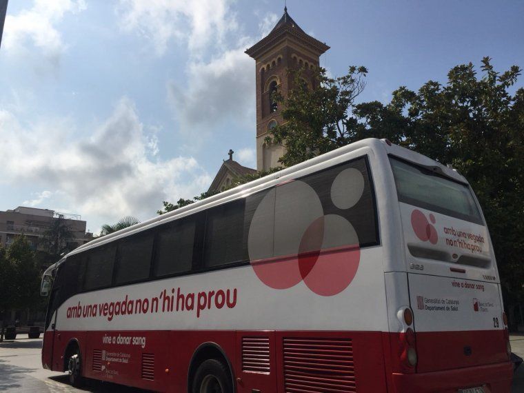 Unitat mòbil del banc de sang a la plaça de l'Abat Oliba | Mònica Garcia