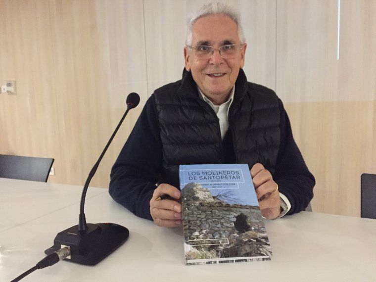 Miquel Sánchez durant la presentació de Los Molineros de Santopétar a la Biblioteca de Cerdanyola | Mònica Garcia