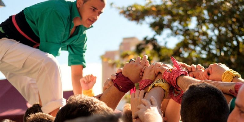 Martí Darka, a l'esquerra de la fotografia, és el nou cap de colla dels Castellers de Cerdanyola des de gener de 2019 | Foto: Ale Gómez