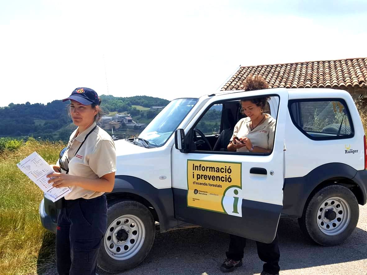 Dues agents del Pla d'Informació i Prevenció d'Incendis | Imatge: Diputació de Barcelona
