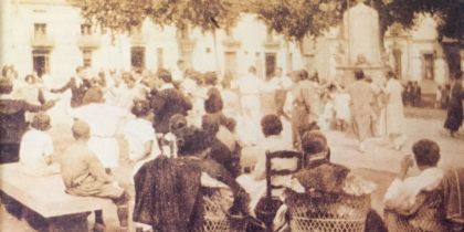 Estiuejants a la plaça Sant Ramón, anys 20 