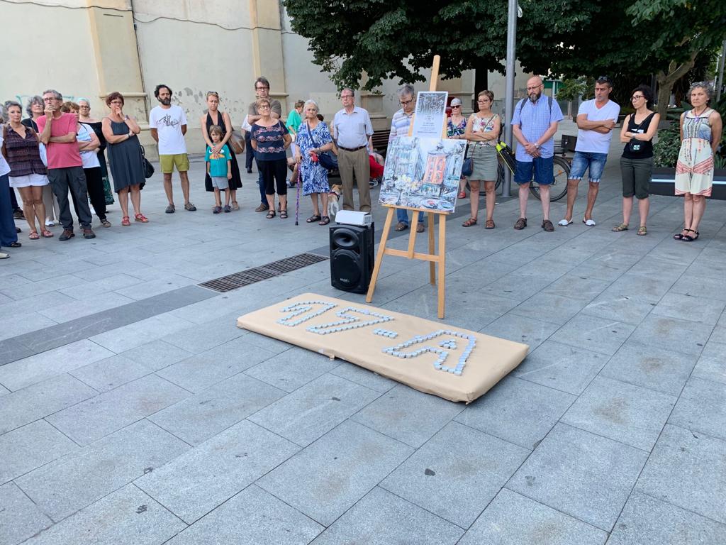 Els veïns s'han congregat a la plaça Abat Oliba per commemorar el segon aniversari dels atemptats