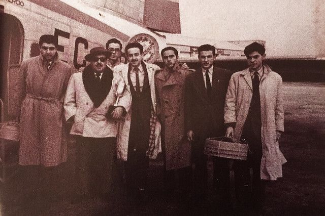El Club de Hoquei Cerdanyola amb la copa guanyada a Palma de Mallorca (19 desembre, 1951) (TOT Cerdanyola, 343)
