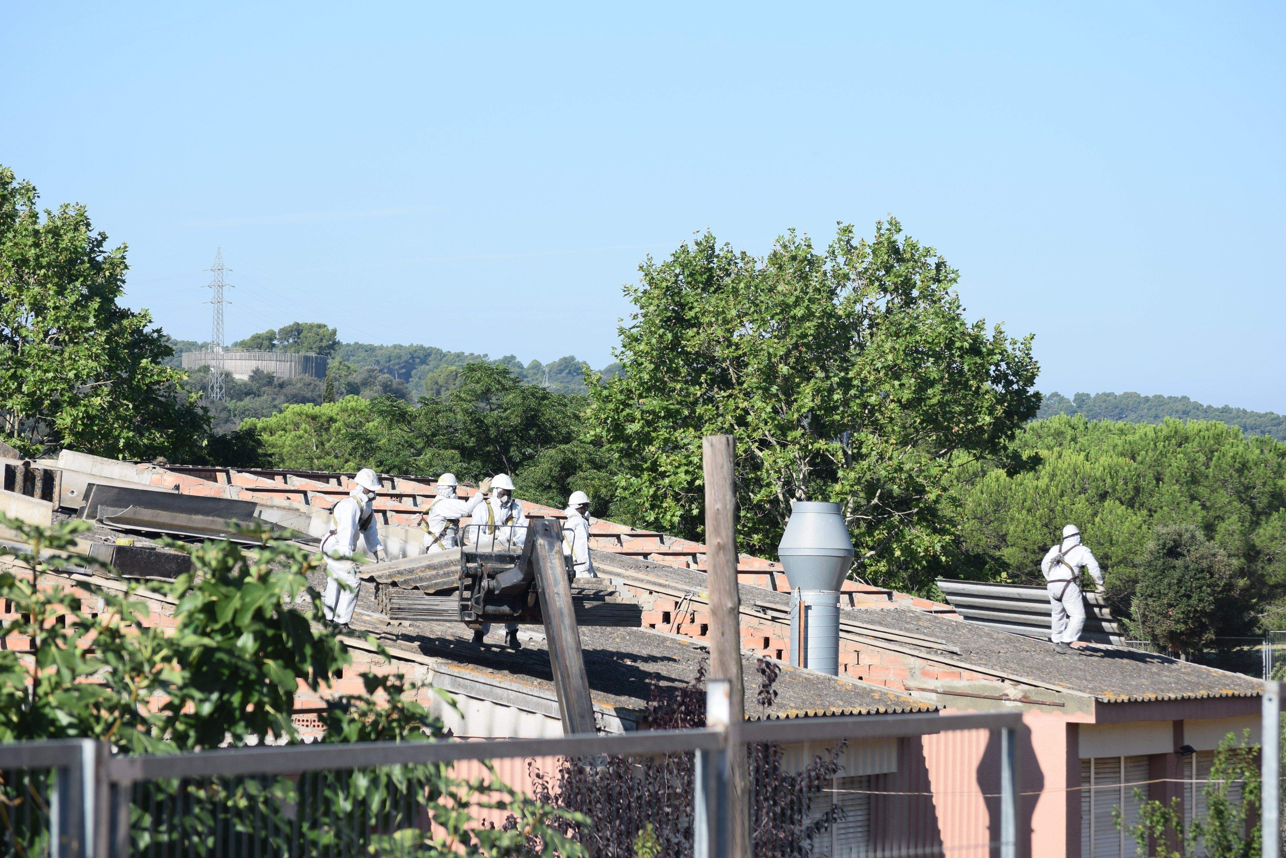 Retirada de les plaques de fibrociment de l'Escola Carles Buïgas | Ajuntament de Cerdanyola