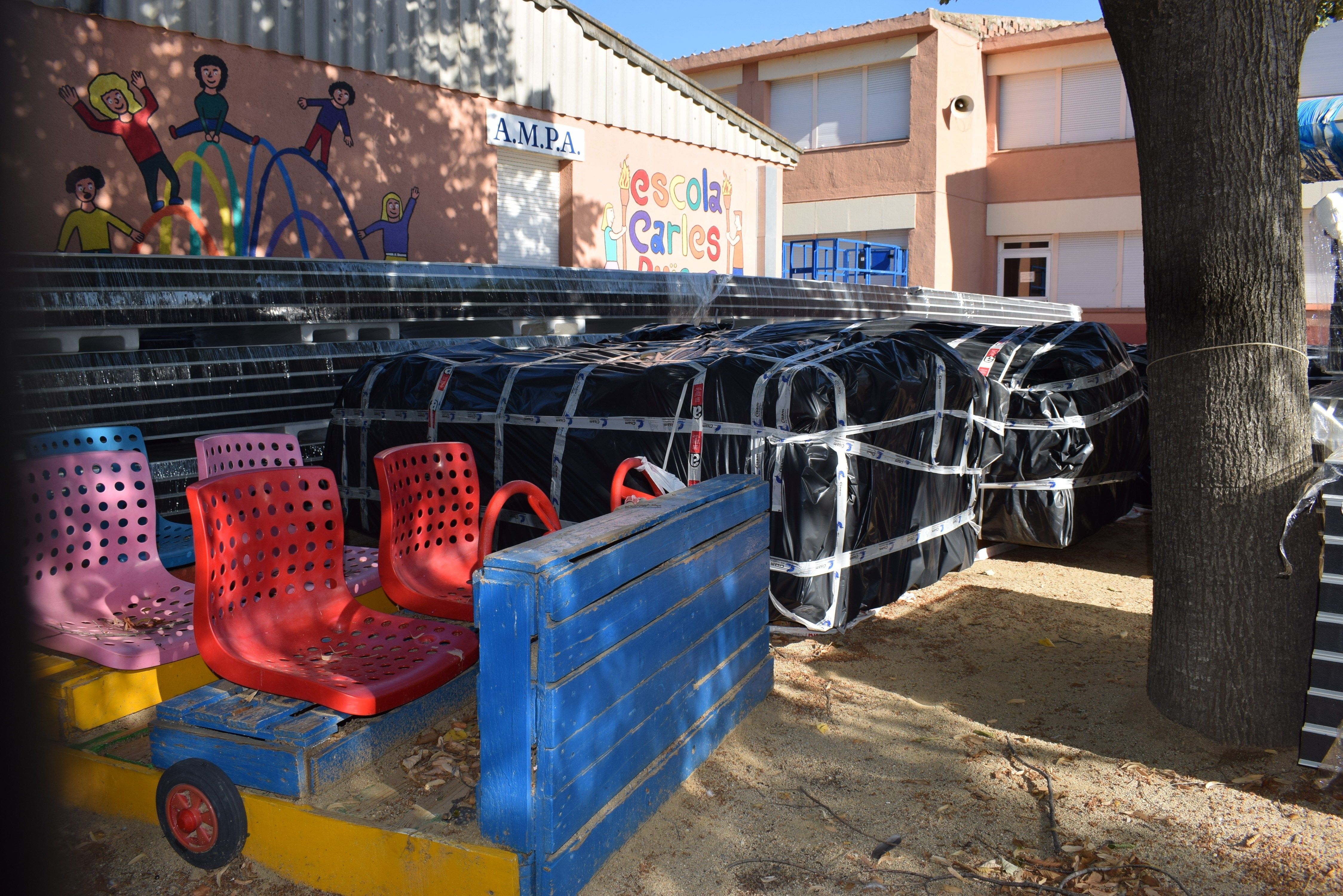 Un cop són retirades, les peces de fibrociment s'embalen seguint la normativa per portar-les als abocadors preparats a l'efecte | Ajuntament de Cerdanyola