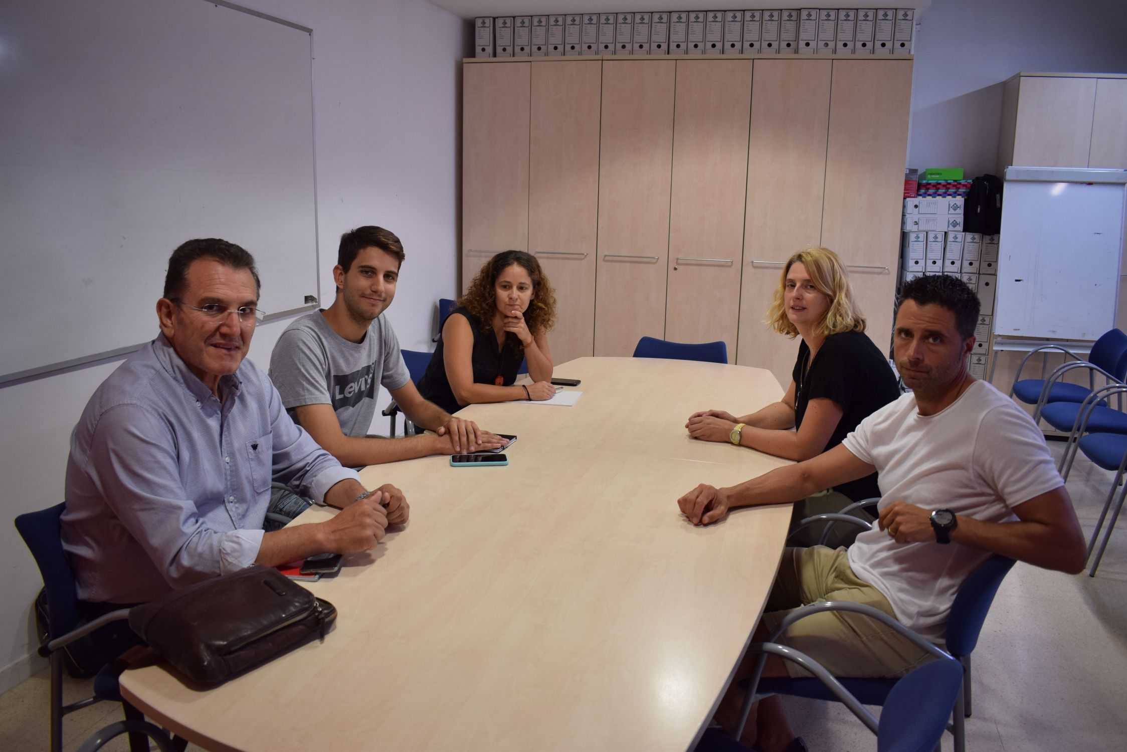 reunió de l'alcalde accidental Javier Sánchez i del regidor d'Educació David González amb membres de l'AMPA Carles Buïgas | Aj. Cerdanyola
