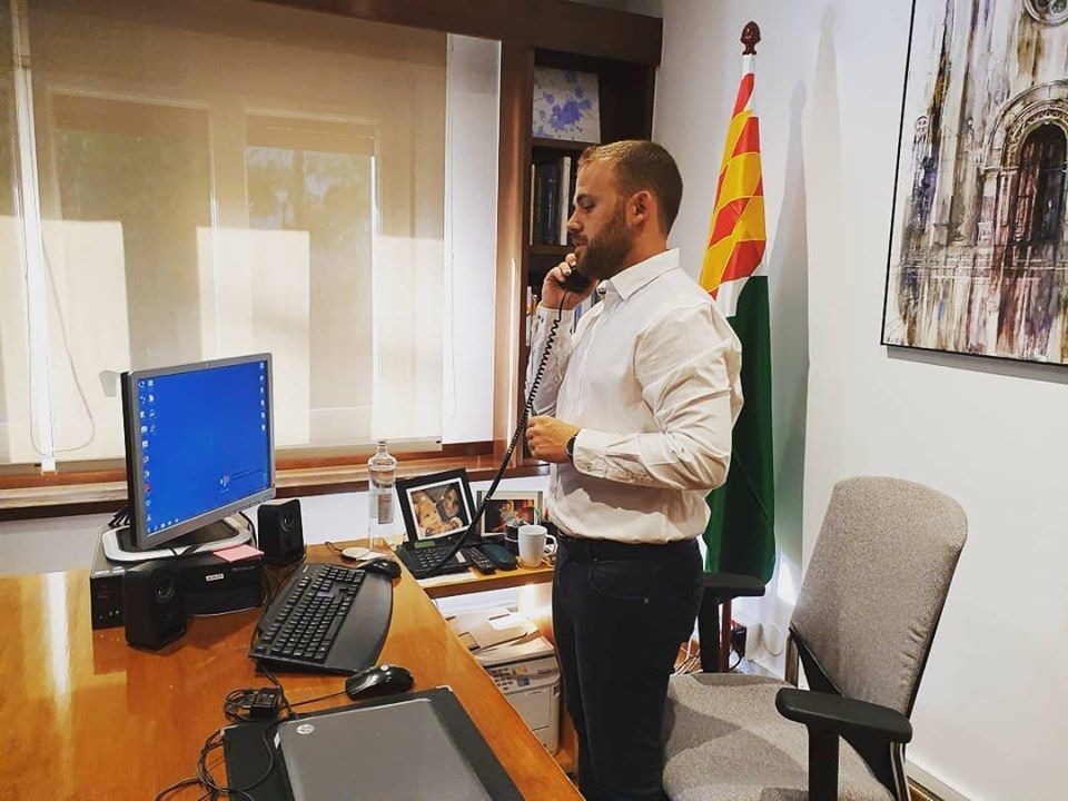 Carlos Cordón al despatx d'alcaldia en una foto anterior a l'estat d'alarma. 