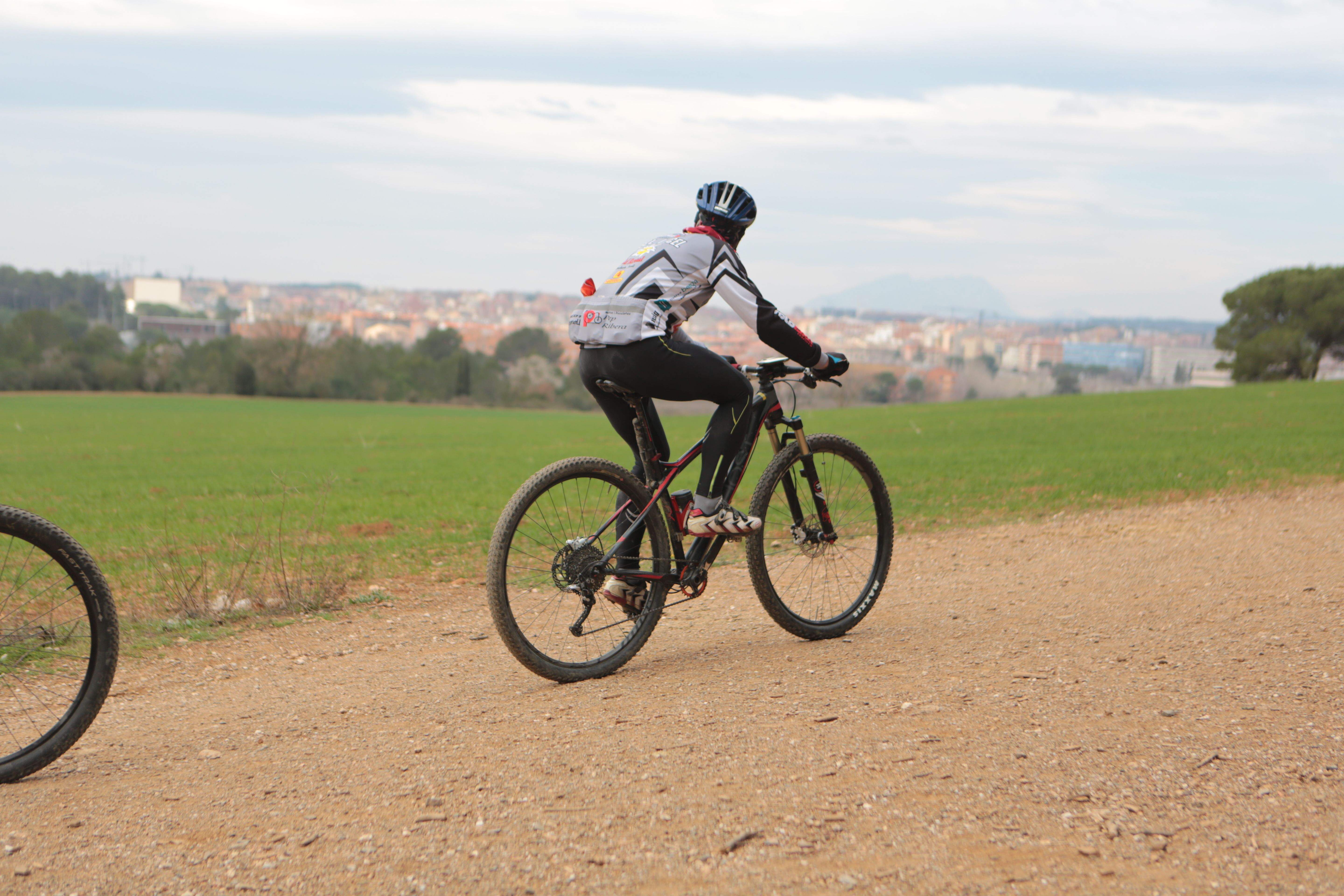 Els hàbits de mobilitat més sostenibles, segurs i saludables són els desplaçaments a peu, en bicicleta, en transport públic o amb vehicle elèctric.