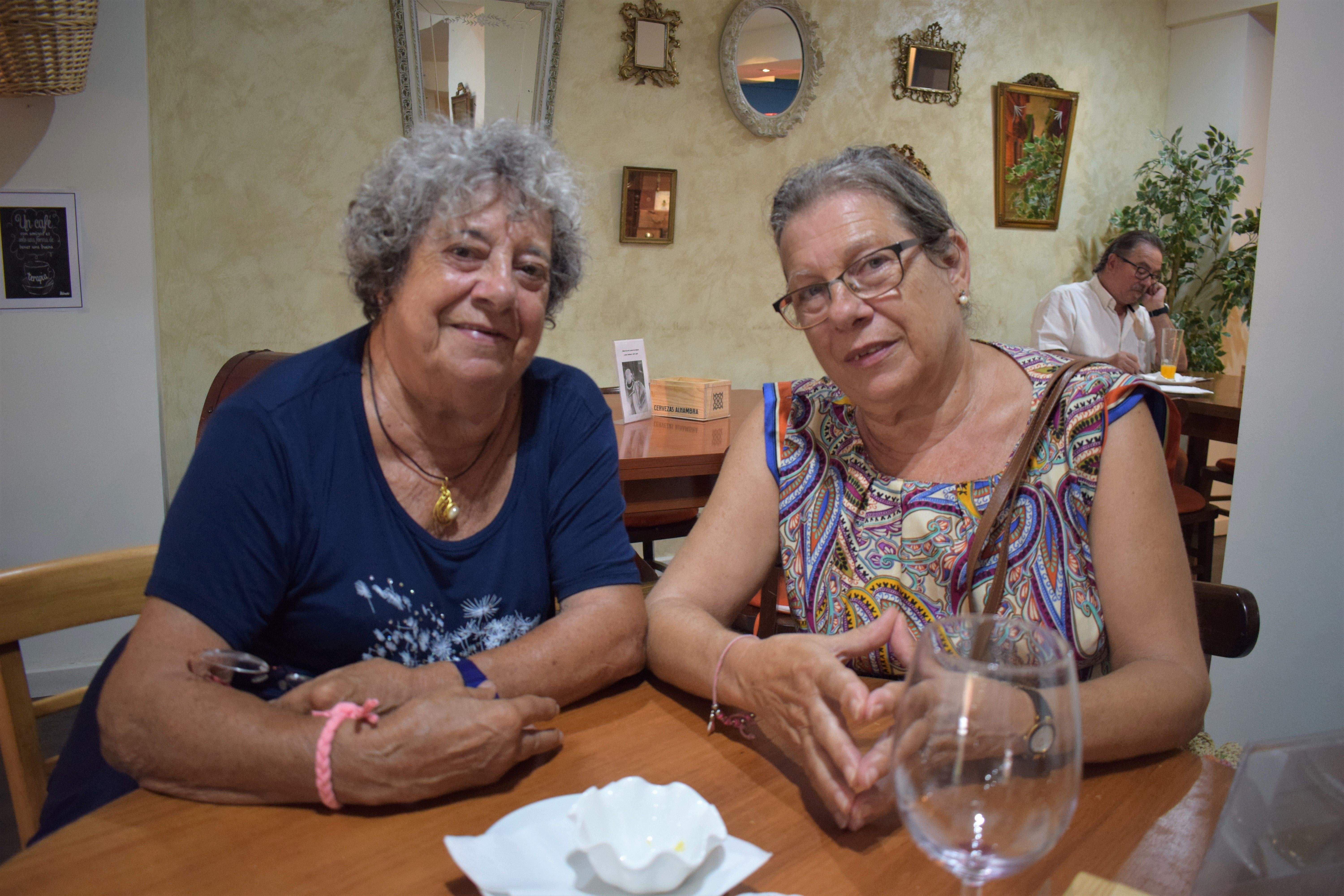 Les germanes Latorre, veïnes de Cerdanyola i membres de la Fundació Vicente Ferrer, durant l'entrevista amb el TOT Cerdanyola | Helena Rodríguez