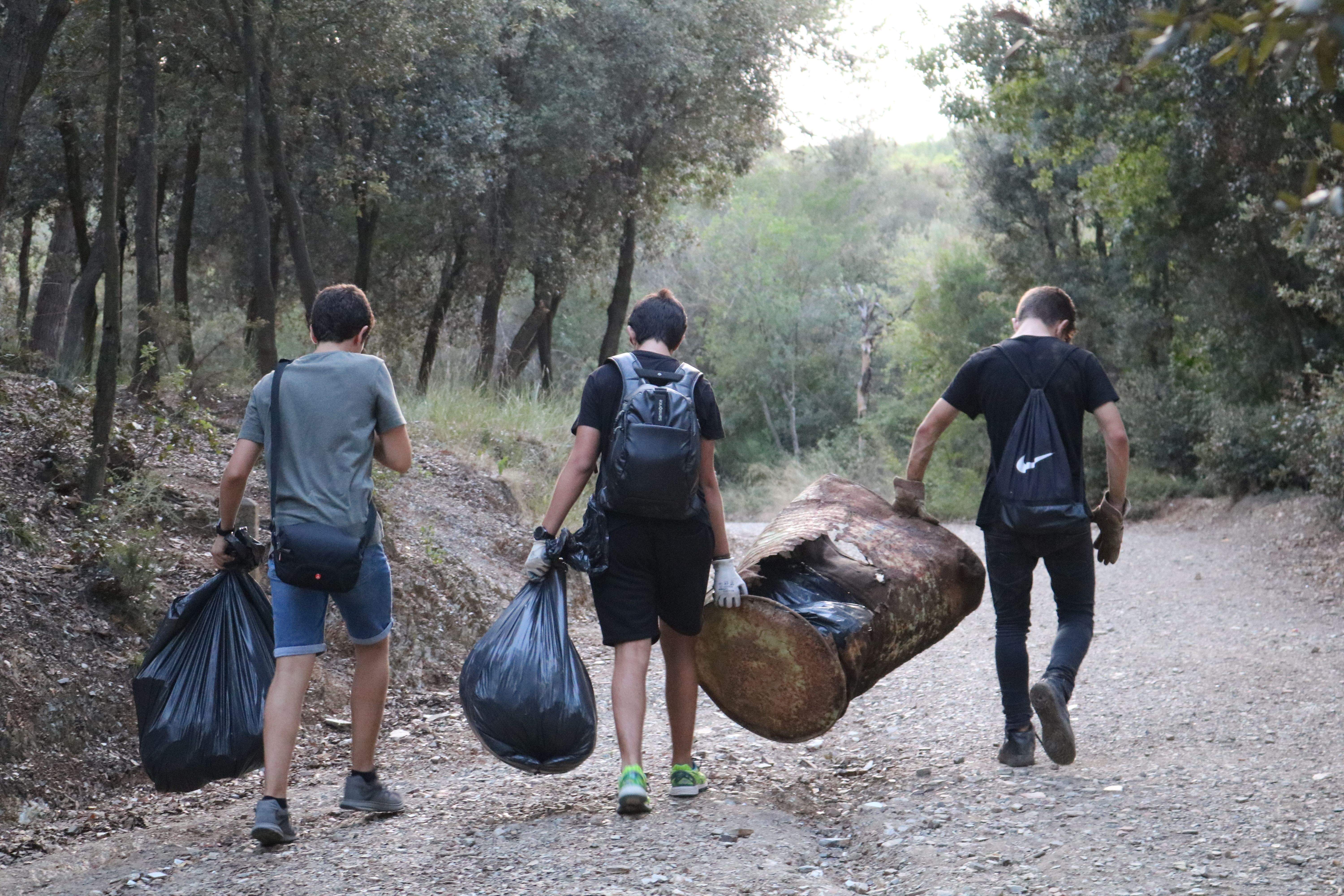 joves recollint la brossa a Can Coll