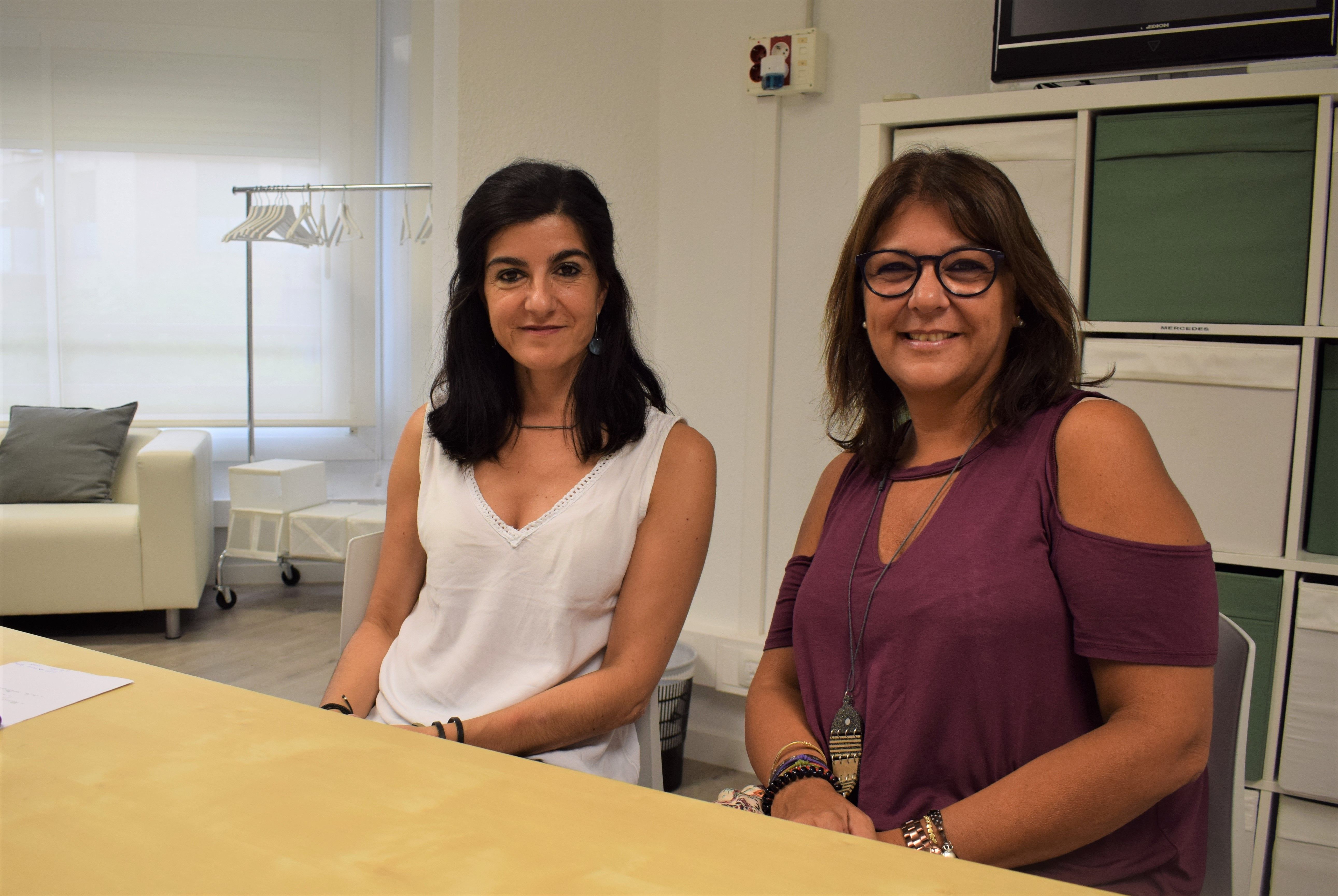 D'esquerra a dreta: Amparo Torres, psicòloga, i Cristina Muñoz, logopeda i presidenta de la cooperativa que gestiona el DAPSI | Helena Rodríguez