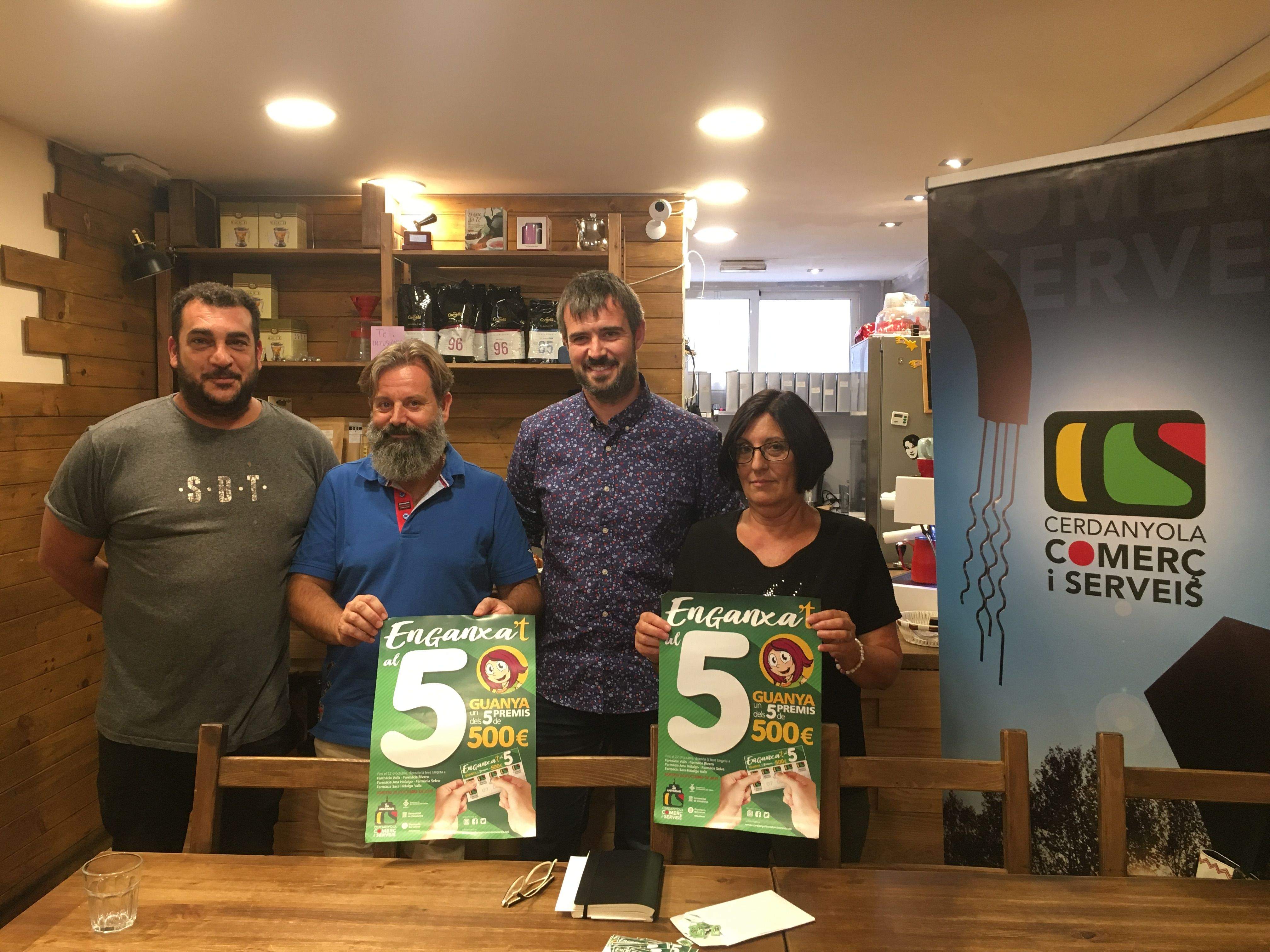 Els membres de l'Associació Cerdanyola Comerç i Servei a la roda de premsa