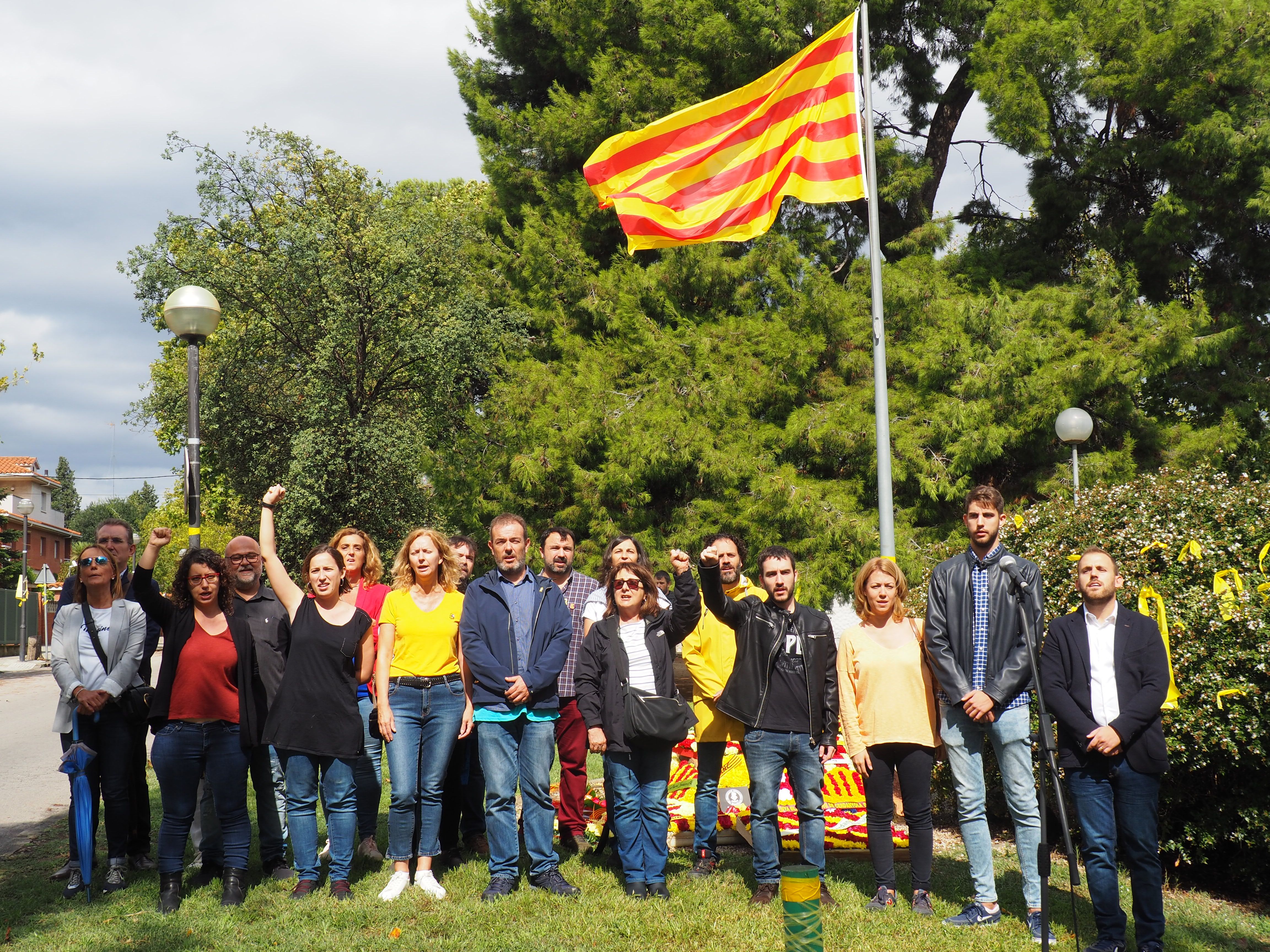 Representants de diferents partits canten el Cant dels segadors