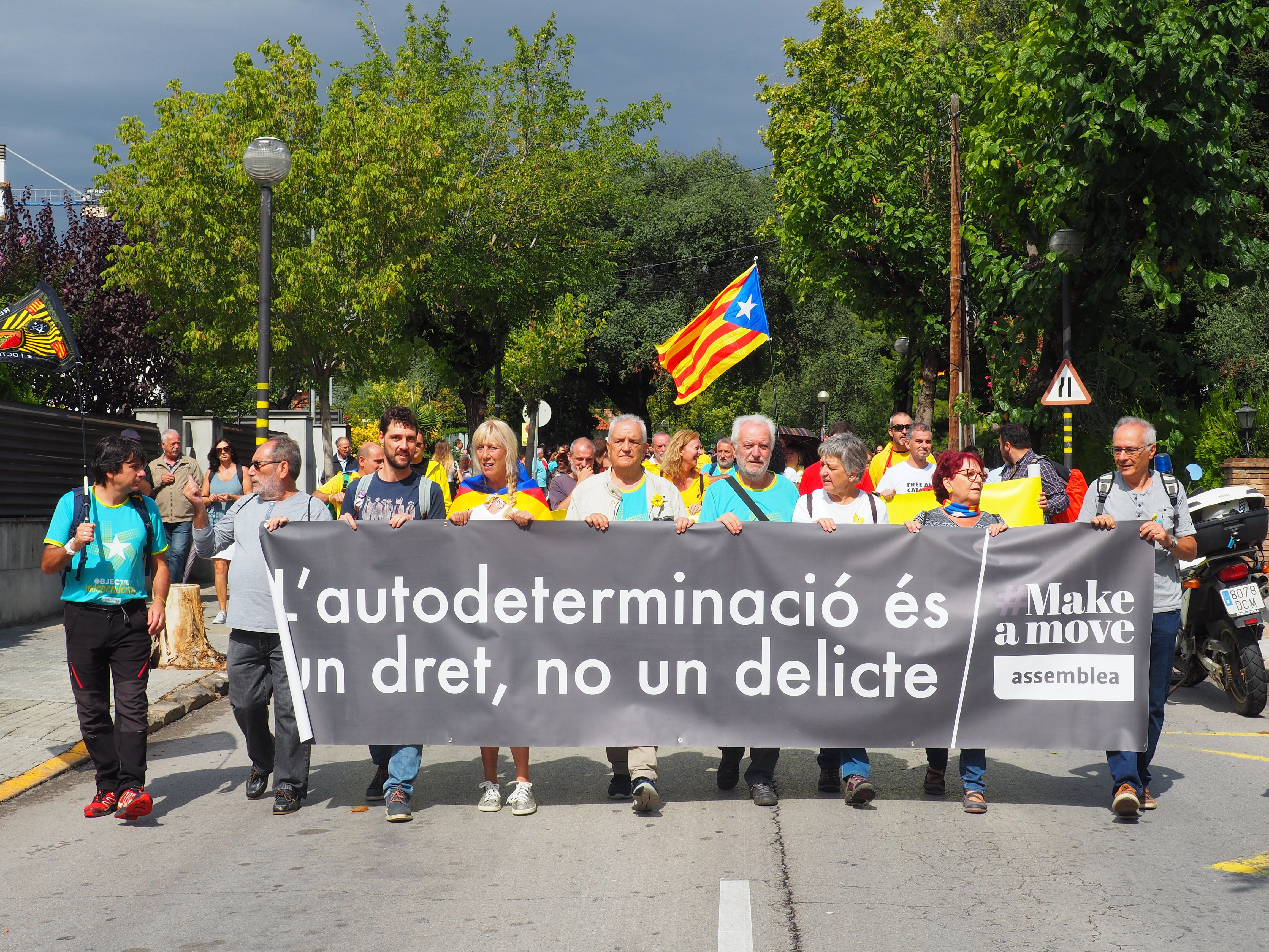 Un grup de cerdanyolencs ha sortit en manfiestació