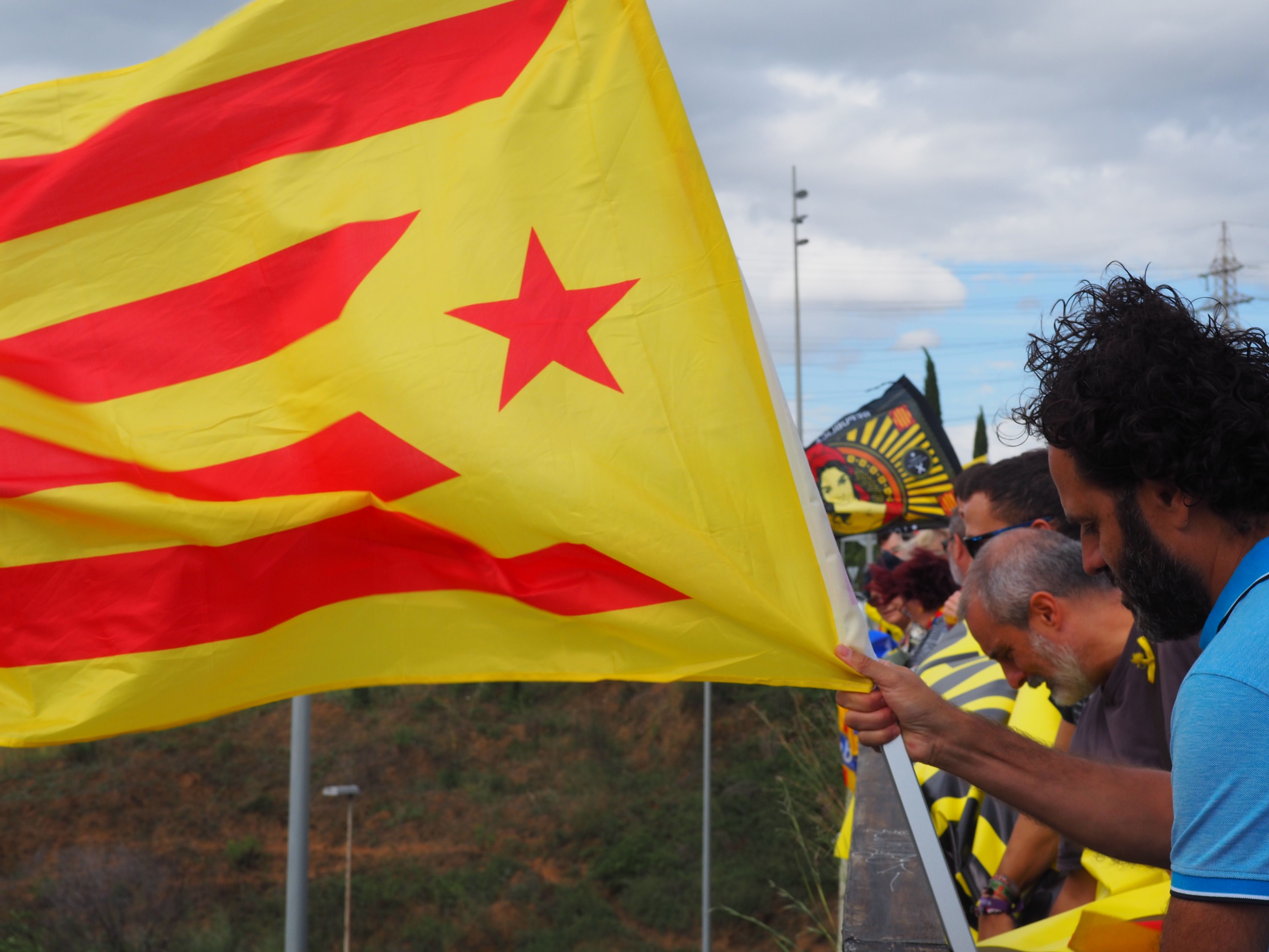 Els manifestants han decorat el pont sobre l'AP7 amb pancartes i llaços grocs