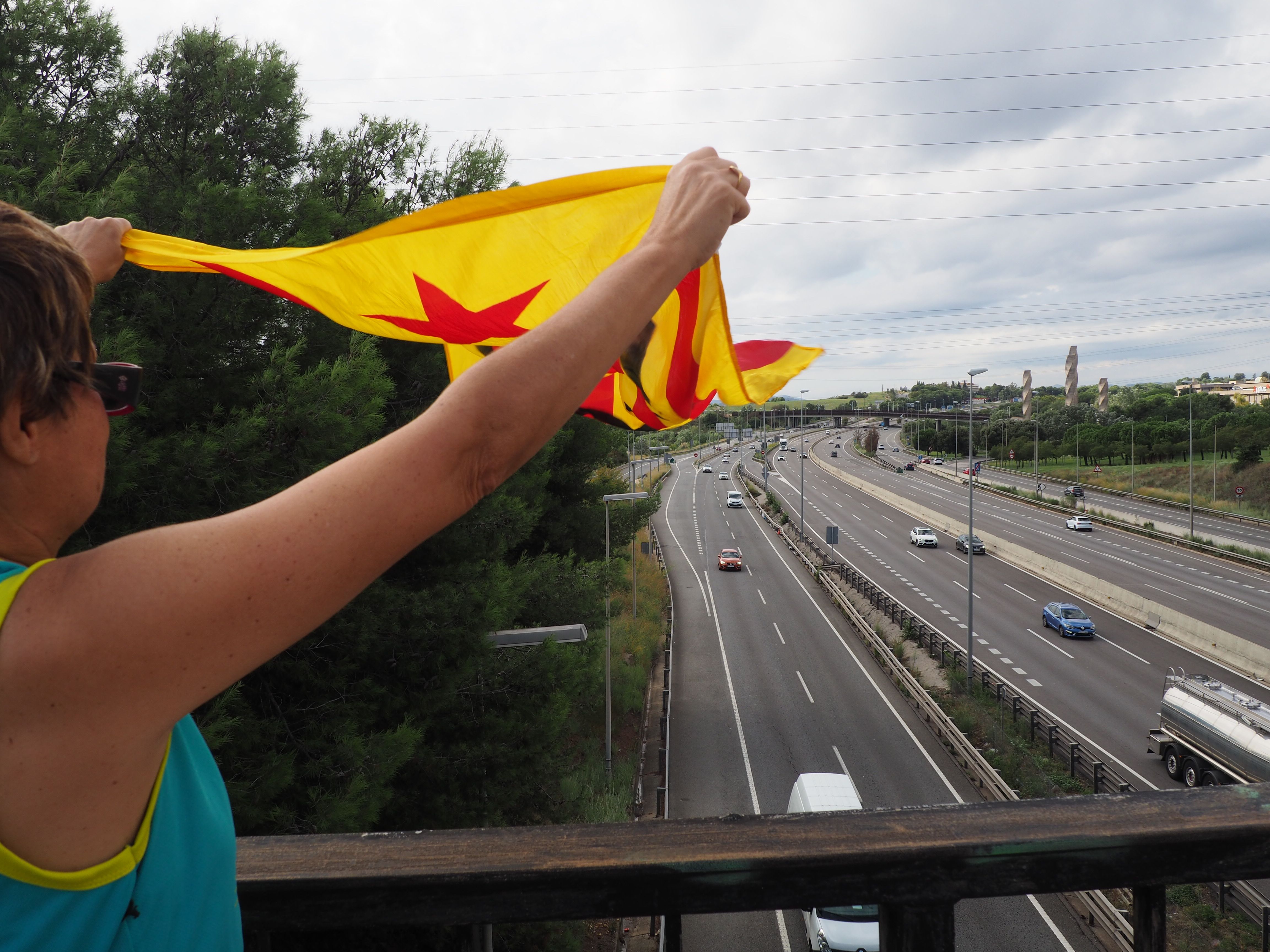 Els manifestants han decorat el pont sobre l'AP7 amb pancartes i llaços grocs