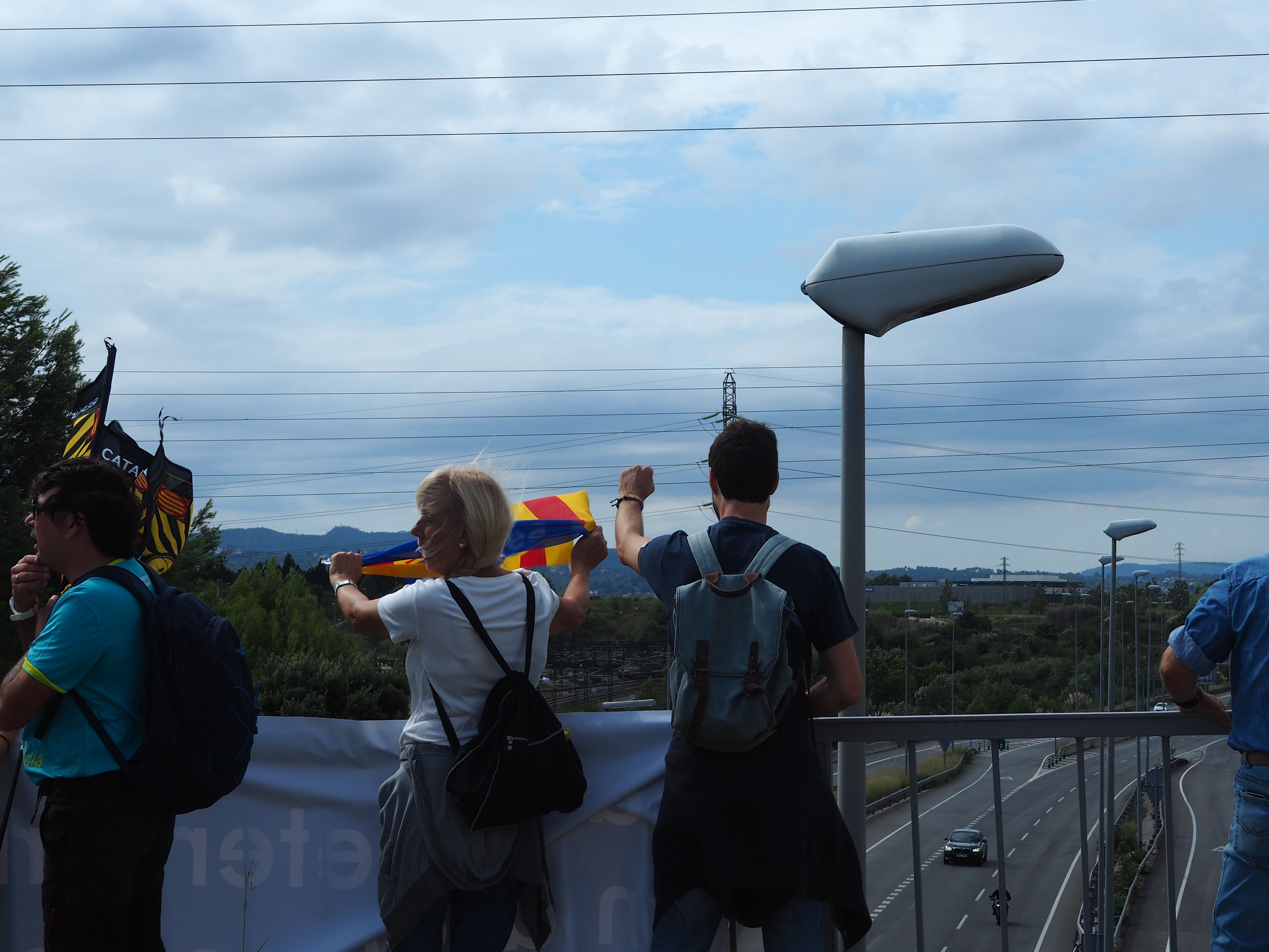 Els manifestants han decorat el pont sobre l'AP7 amb pancartes i llaços grocs