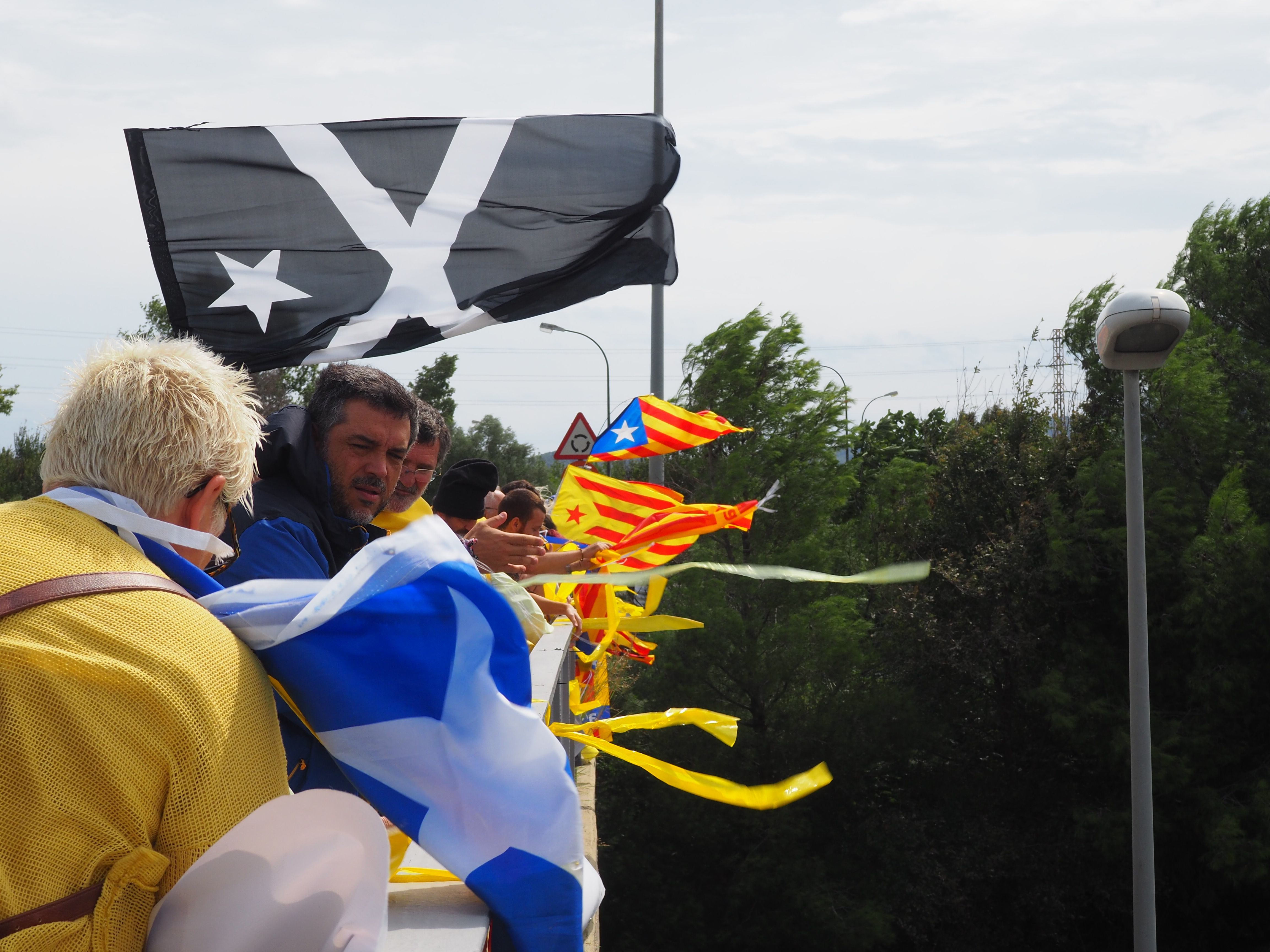 Els manifestants han decorat el pont sobre l'AP7 amb pancartes i llaços grocs