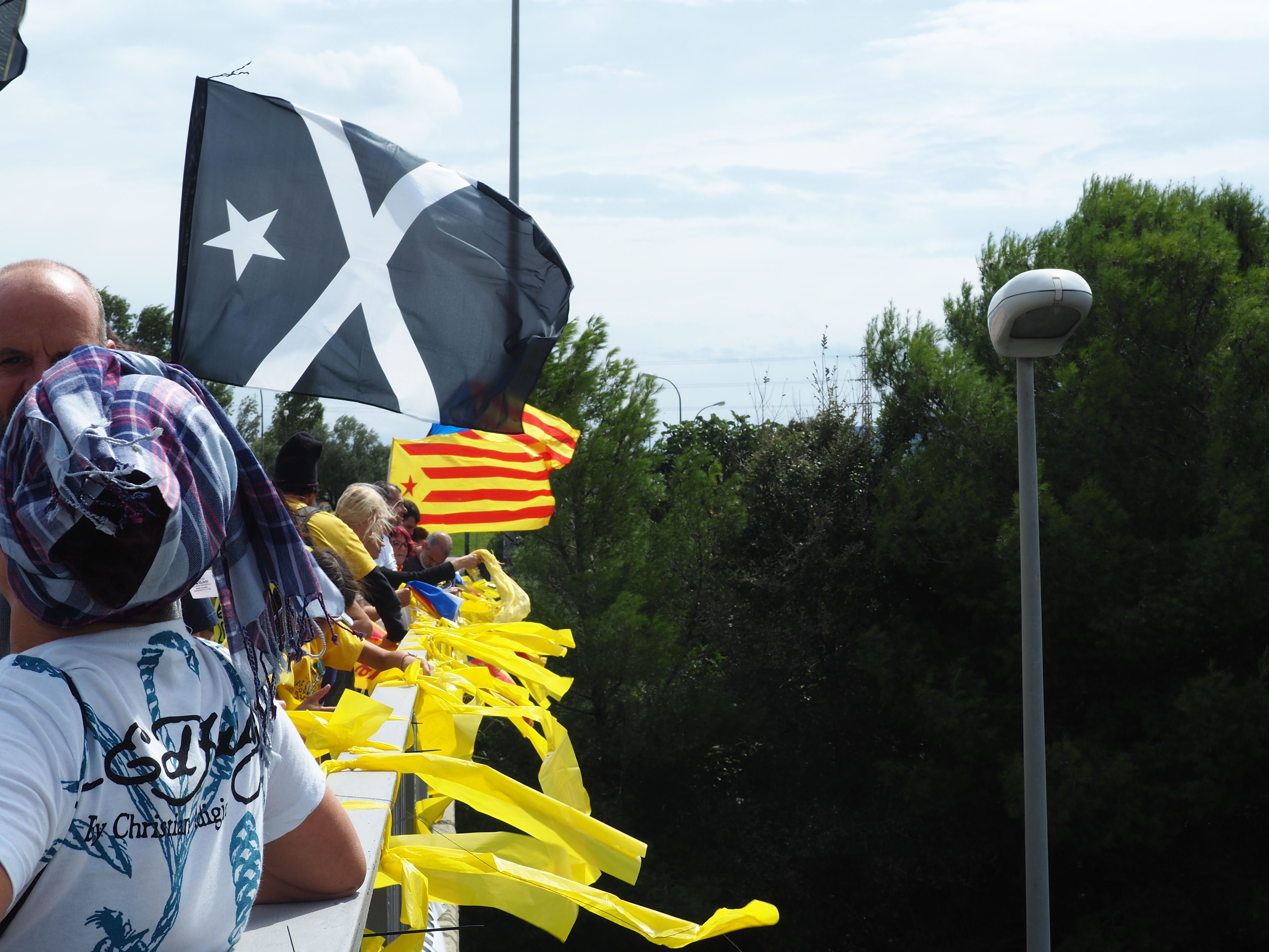 Els manifestants han decorat el pont sobre l'AP7 amb pancartes i llaços grocs