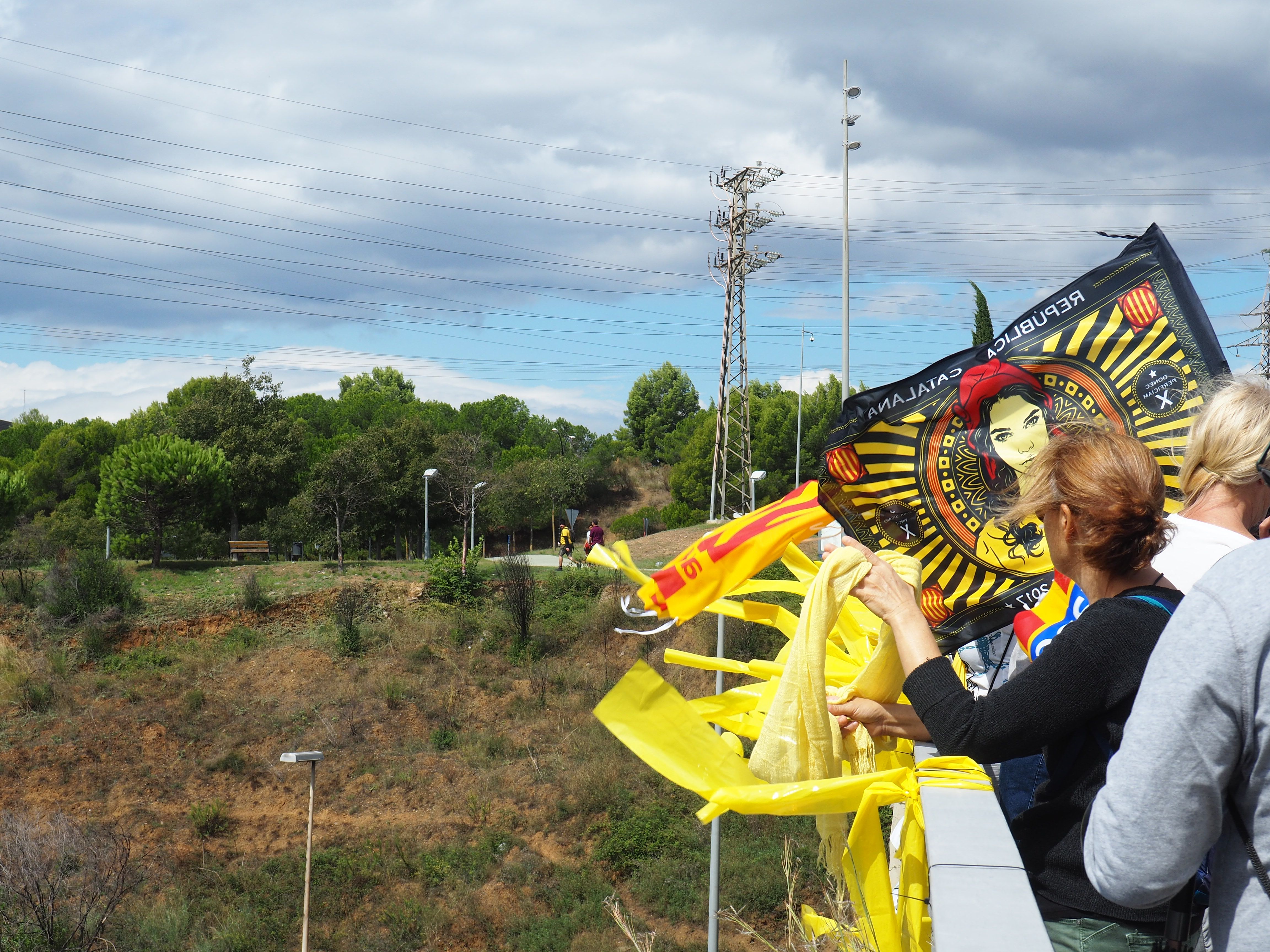 Els manifestants han decorat el pont sobre l'AP7 amb pancartes i llaços grocs