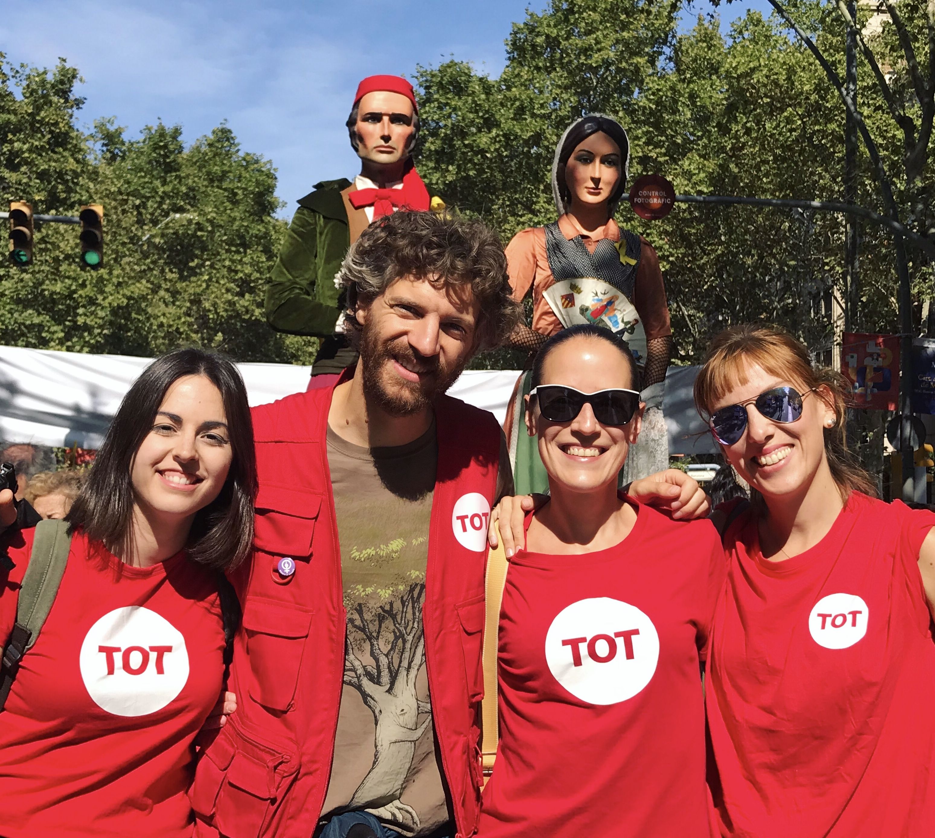 L'equip del TOT Cerdanyola, TOT Sant Cugat i TOT Rubí cobrint el tram vallesà de la manifestació