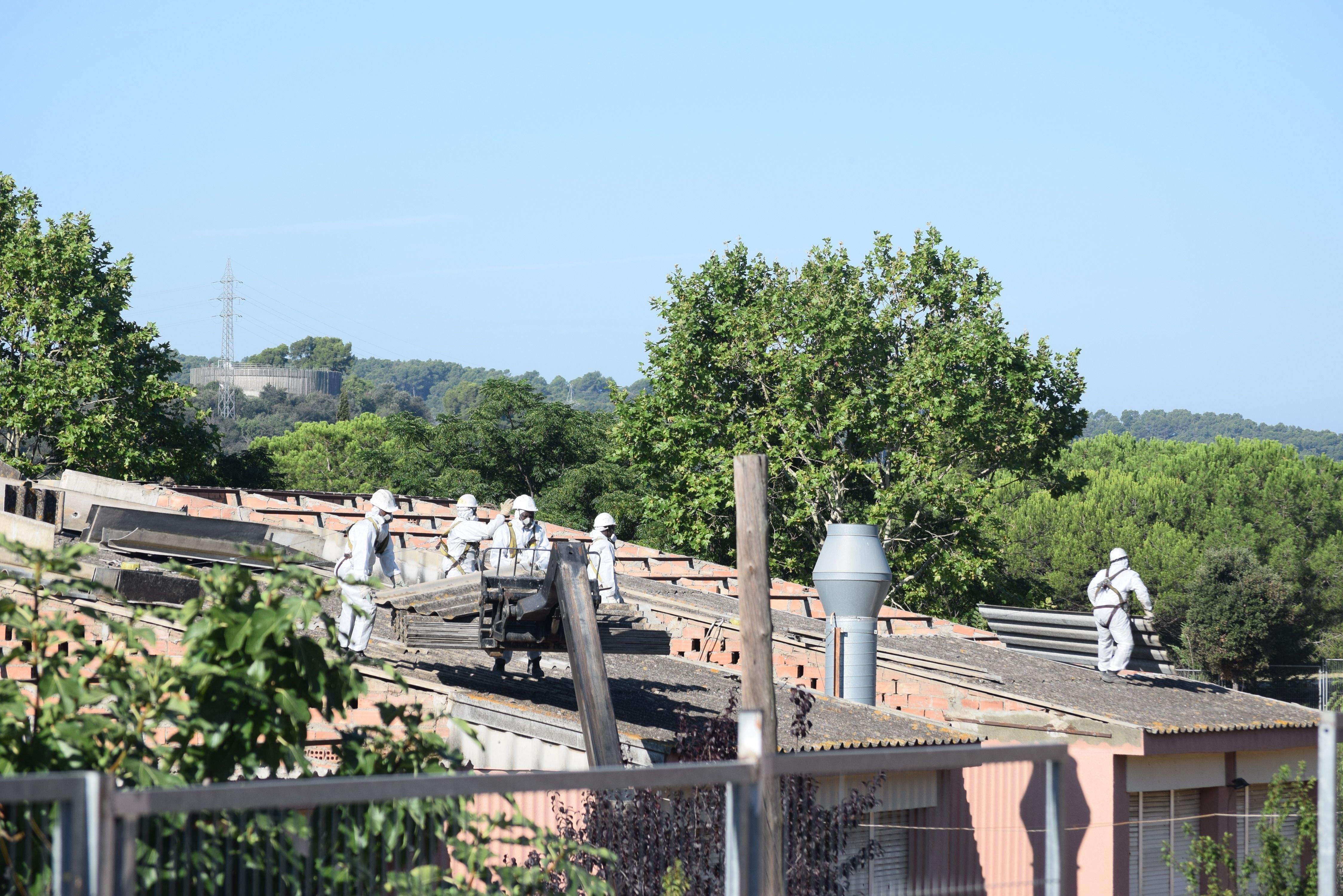 Imatge dels treballs de desamiantat a la teulada de l'Escola Carles Buïgas