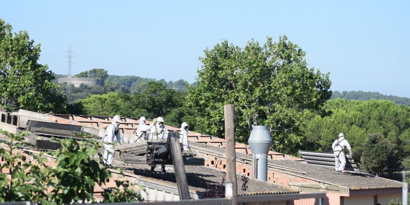Imatge dels treballs de desamiantat a la teulada de l'Escola Carles Buïgas