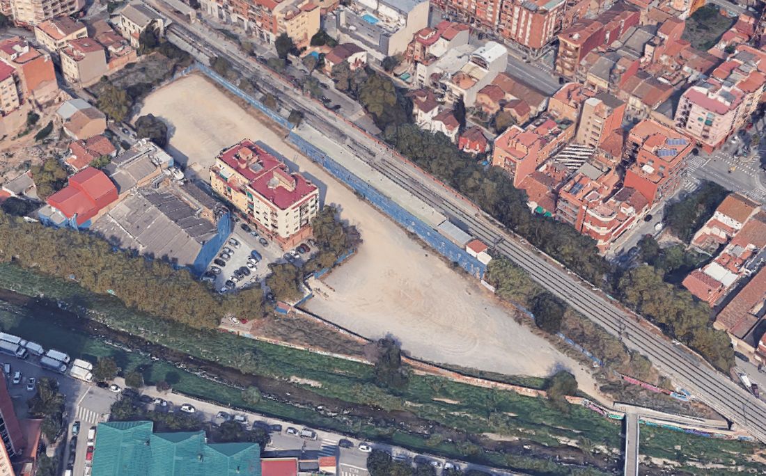 Vista aèria del terreny de Santa Teresa amb l'edifici i el pàrquing dels cinemes, el riu i la via del tren | Ajuntament de Cerdanyola