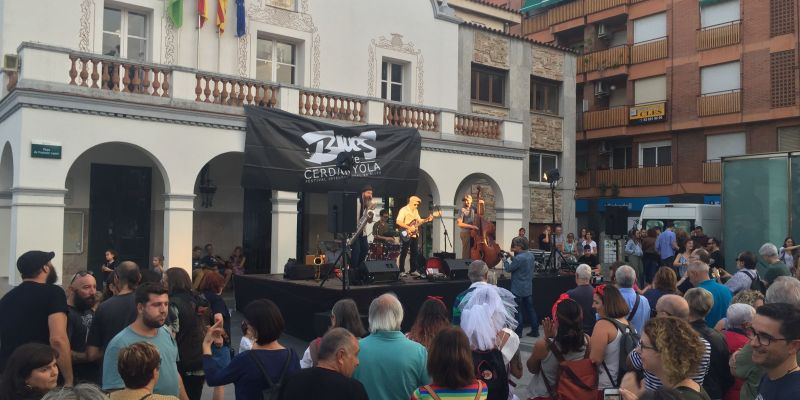 L'acte de presentació del Festival de Blues a la plaça de Francesc Layret
