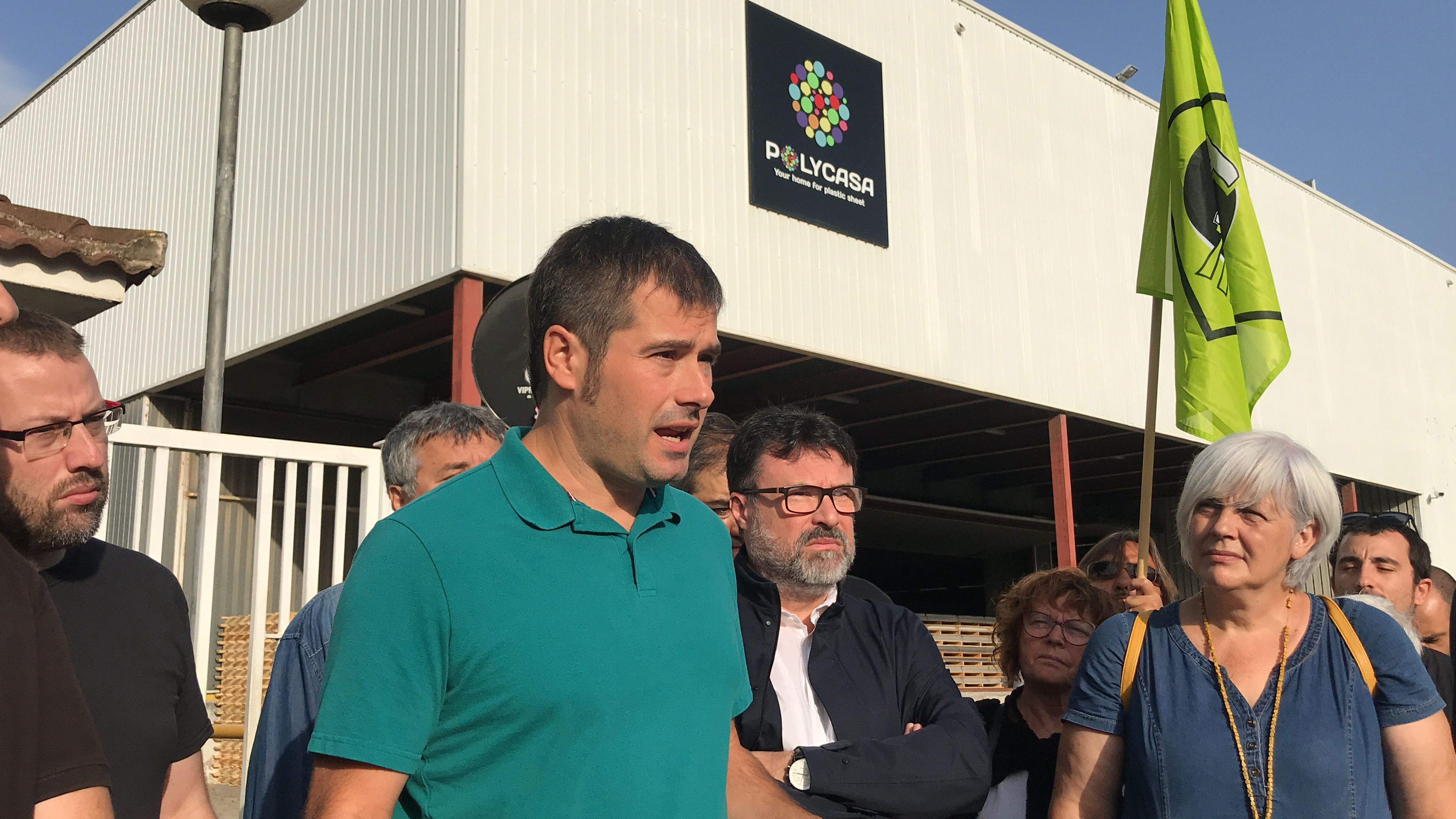 Carles Escolà davant la seu de Polycasa