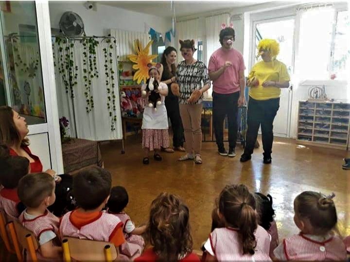 Membres de la Fundació Catalonia Creactiva realitzant una activitat a la llar d'infants | Cedida per la Llar d'infants Disney