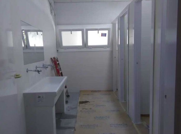 Un dels lavabos reformats aquest estiu per l'Ajuntament Un dels lavabos reformats aquest estiu per l'Ajuntament