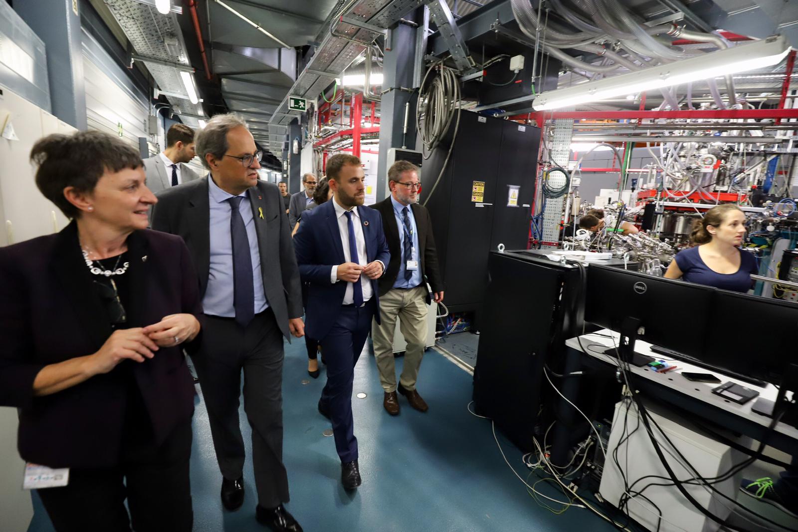 El president Torra, al centre, acompanyat de l'alcalde de Cerdanyola i la directora del Sincrotró