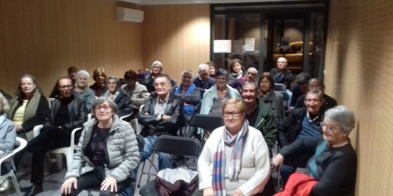 Les integrants de la Plataforma, durant una de les conferències que organitzen un divendres al mes