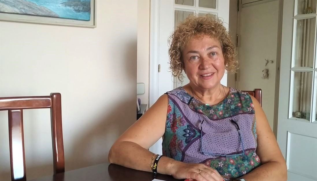 Lourdes Borgoñoz, presidenta de l'Associació de Familiars Cuidadors de Malalts d’Alzheimer de Cerdanyola del Vallès, durant l'entrevista amb el TOT Cerdanyola | Helena Rodríguez