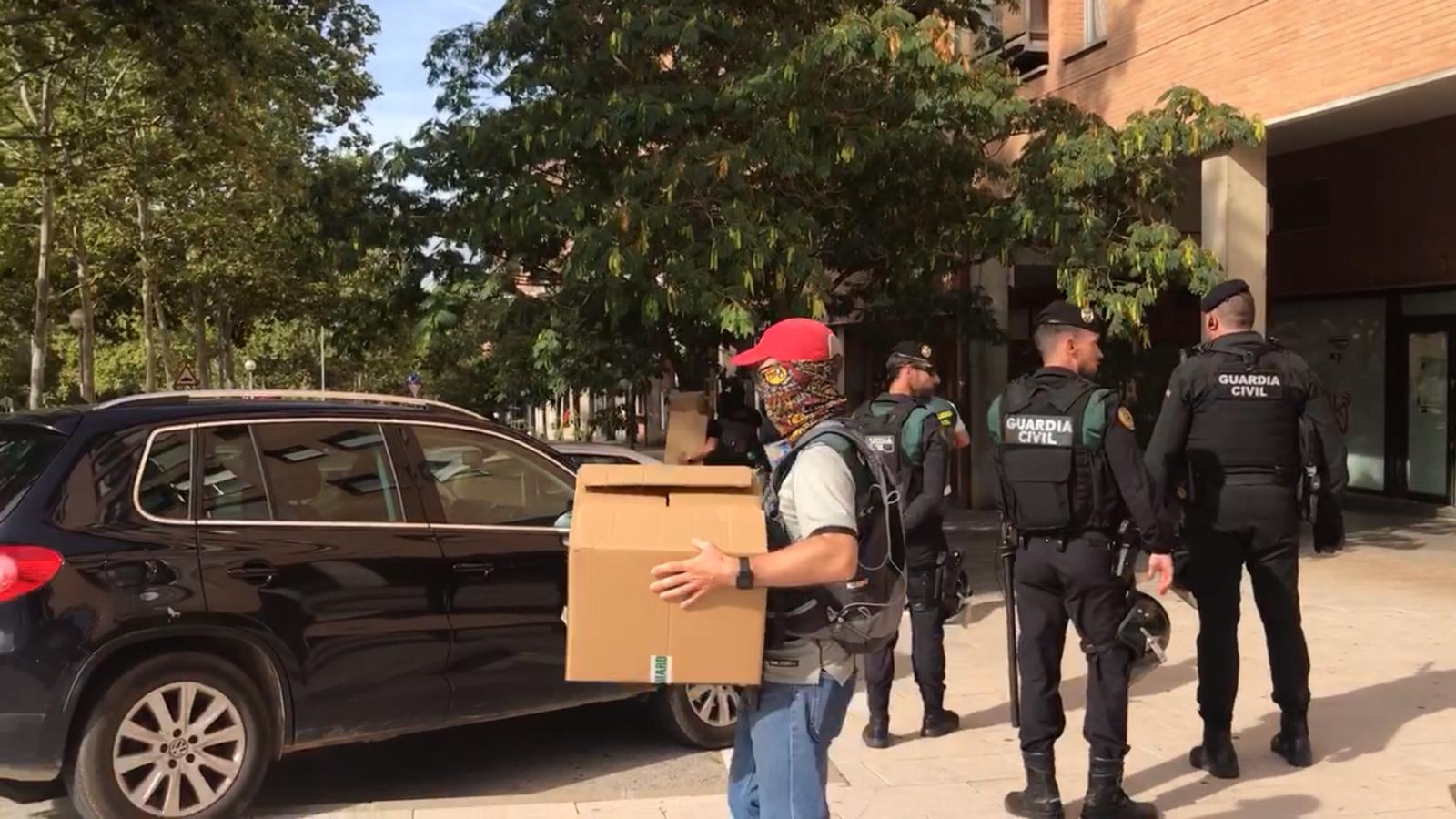 La Guardia Civil ha retirat caixes amb objectes de l'interior del pis del detingut a Cerdanyola La Guardia Civil ha retirat caixes amb objectes de l'interior del pis del detingut a Cerdanyola