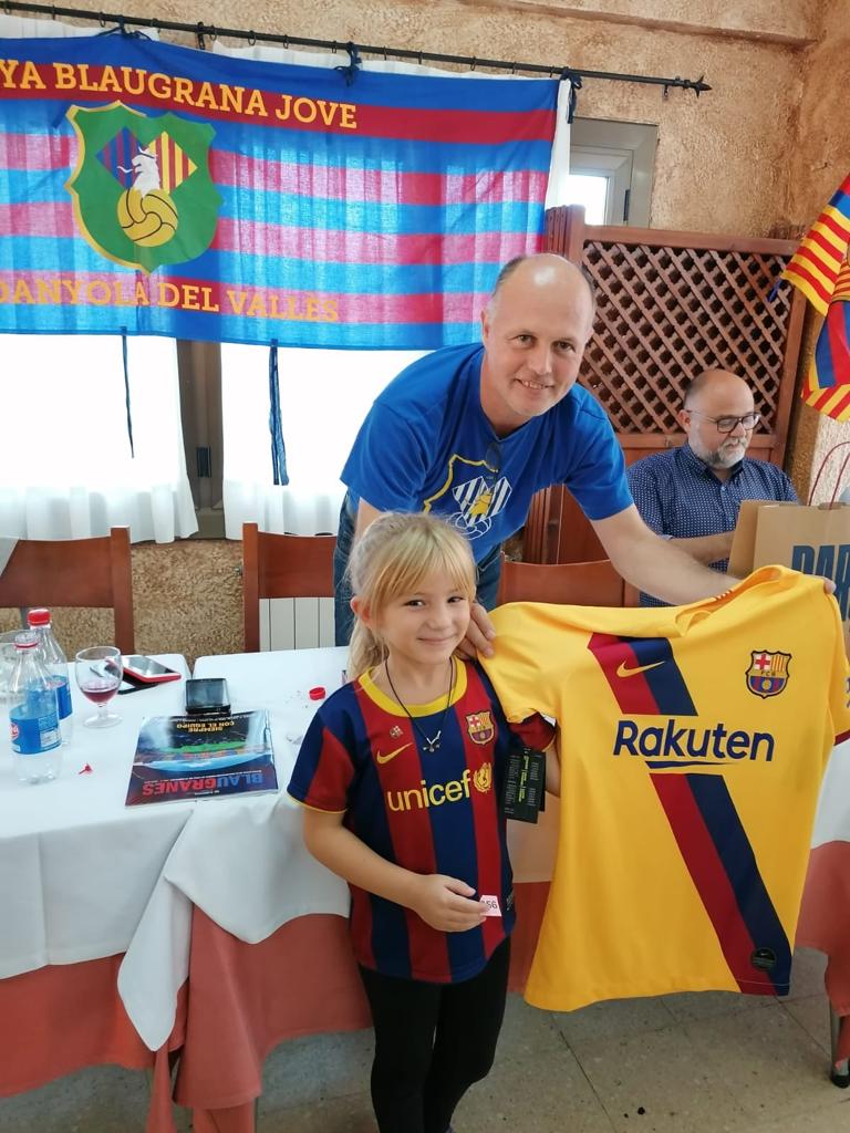 El President de la Penya Blaugrana Jove de Cerdanyola, Abel Moreno, entregant un dels premis sortejats durant l'acte