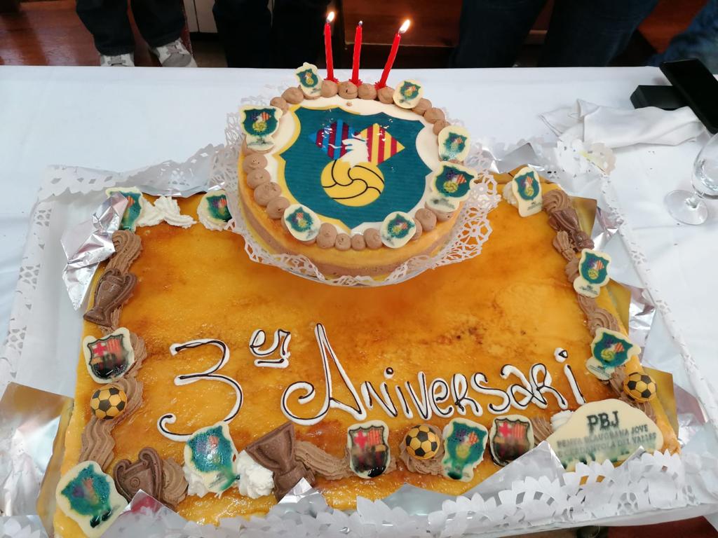 El pastís del tercer aniversari de la Penya Blaugrana Jove de Cerdanyola del Vallès