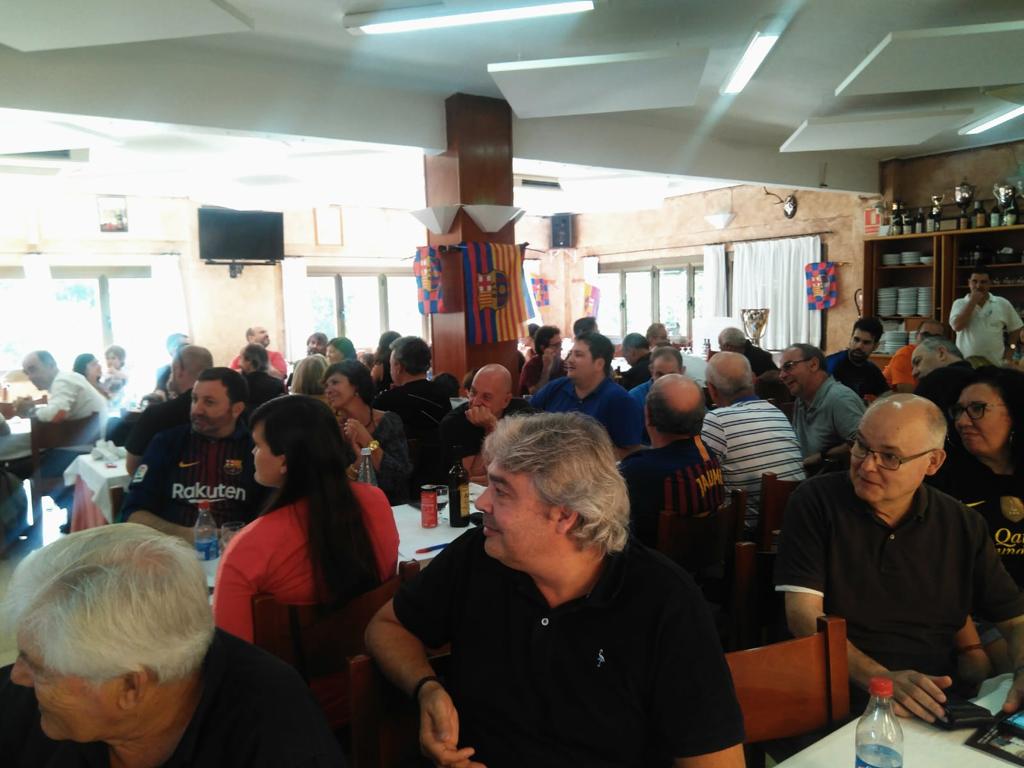 Els assistents a l'acte i membres de la Penya Blaugrana Jove de Cerdanyola del Vallès