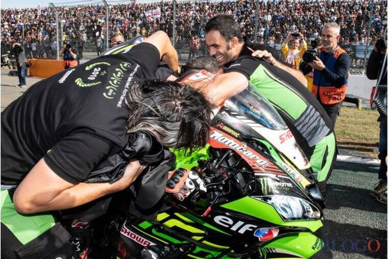 Biel Roda saluda a Rea al final de la cursa, encara sobre la seva moto