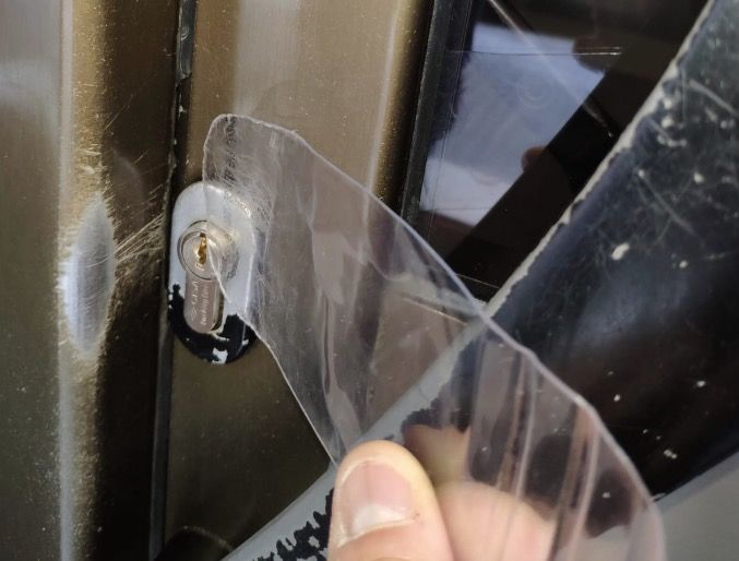 Plàstic amb el qual els lladres van intentar obrir la porta