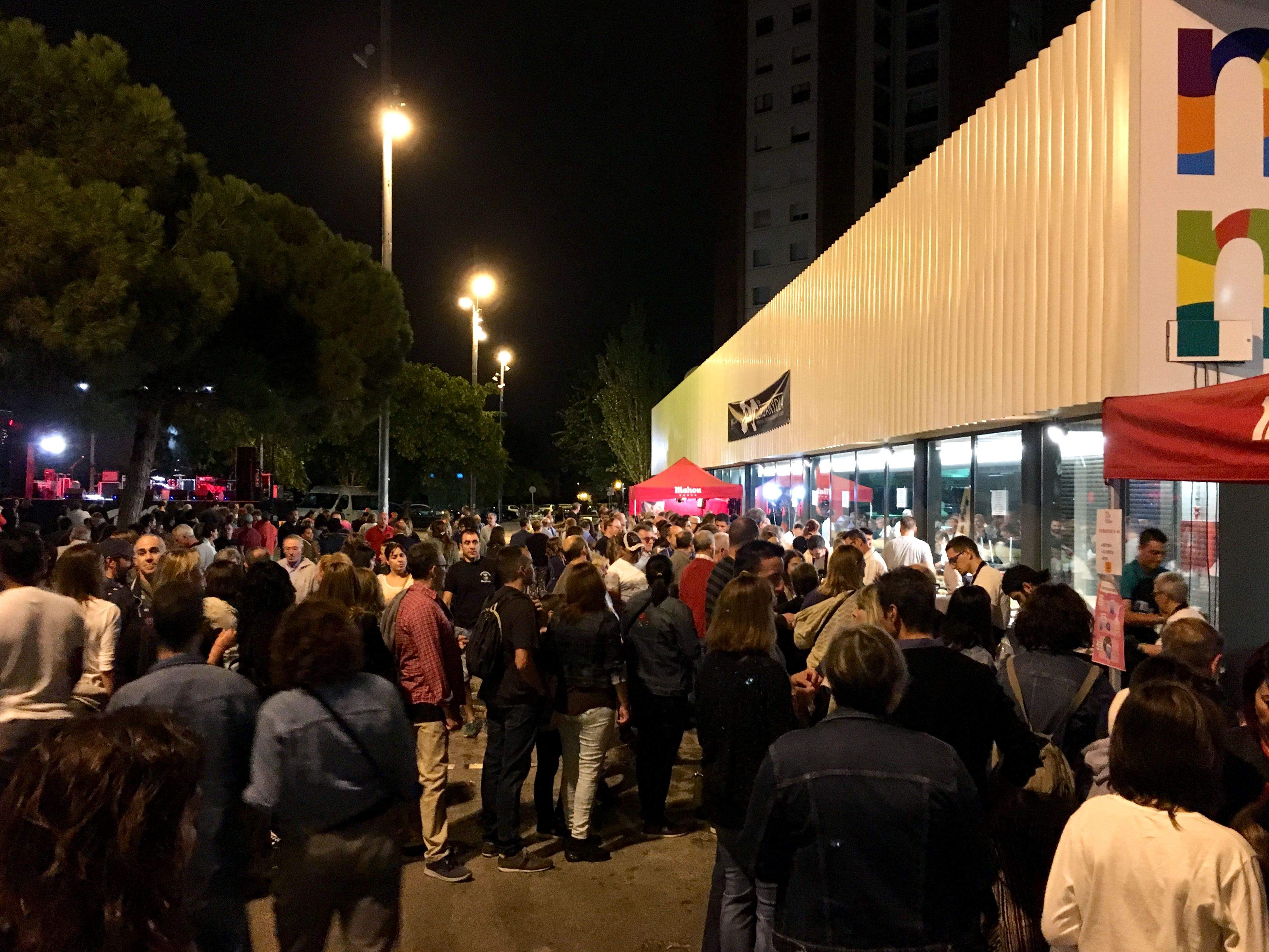 La nit del Blues al Mercat de les Fontetes va arreplegar una bona afluència de gent