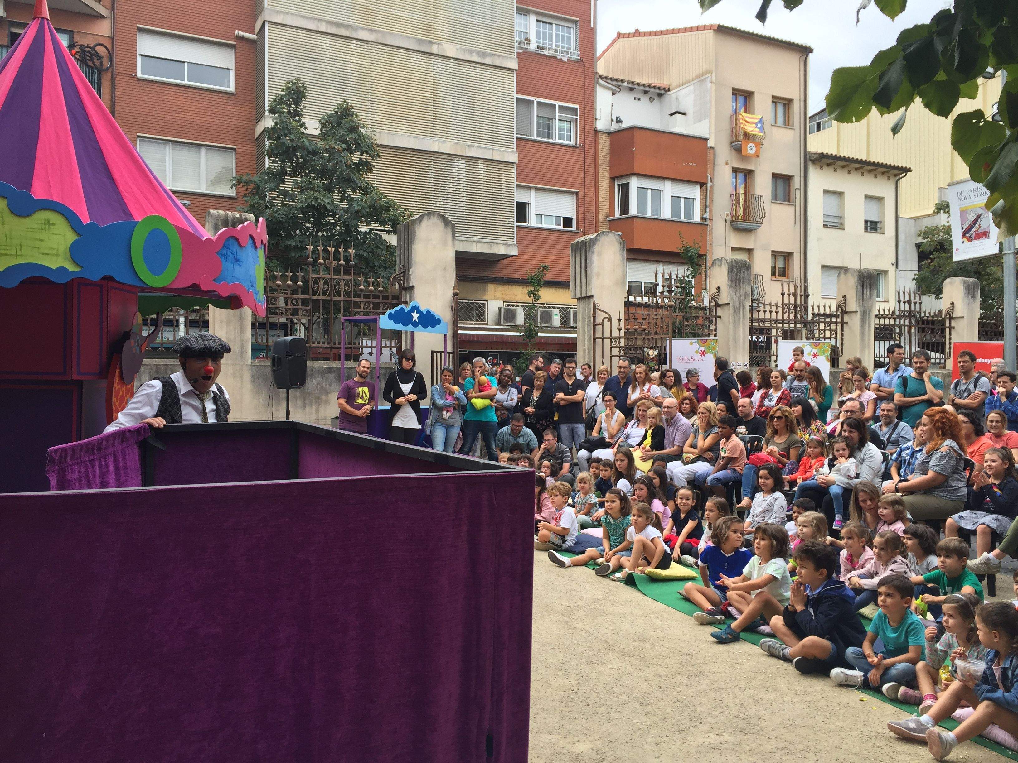 El pati del MAC ple de gom a gom durant l'obra d'Ángeles de Trapo El pati del MAC ple de gom a gom durant l'obra d'Ángeles de Trapo