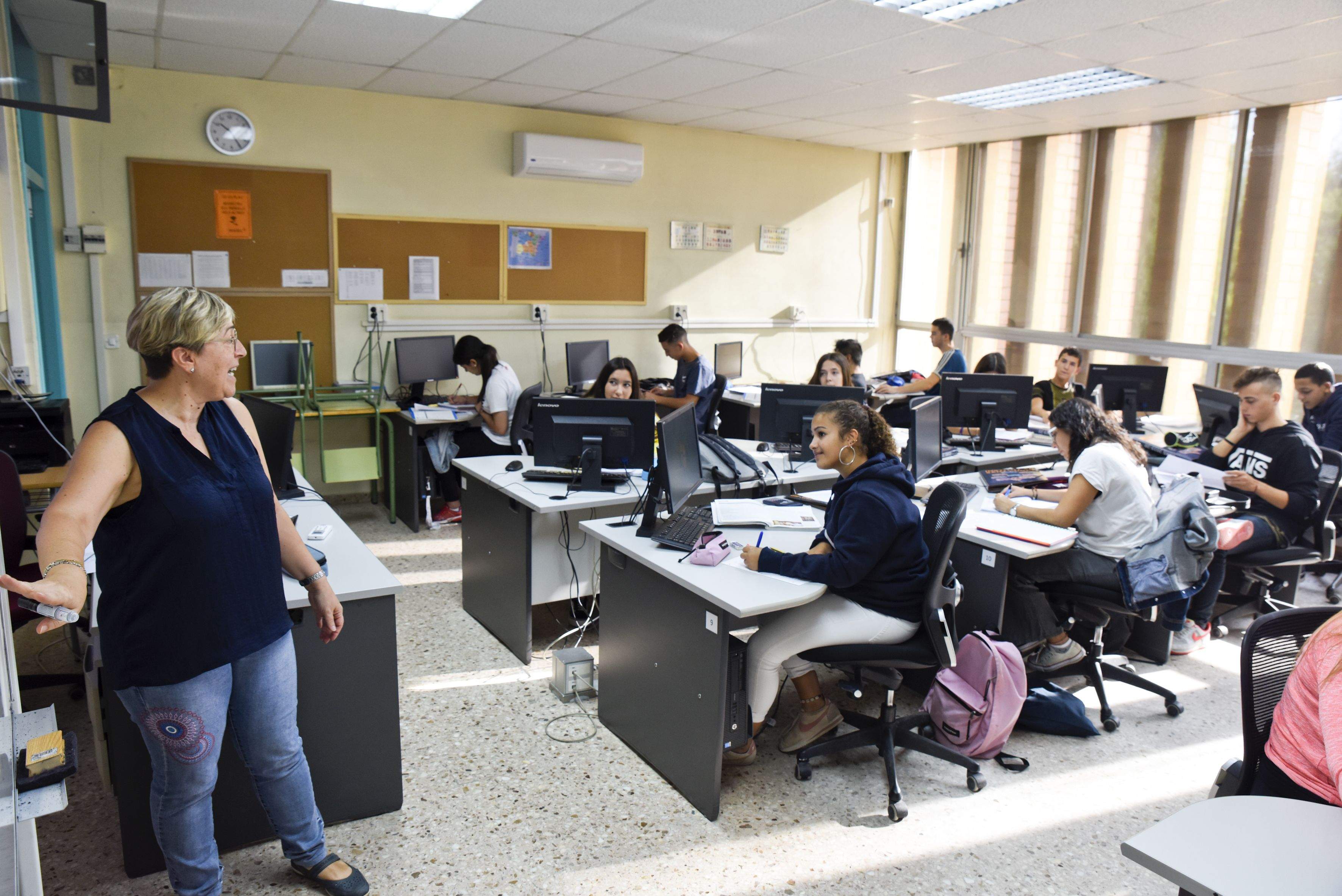 Una professora davant els seus alumnes