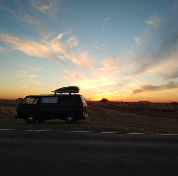 L'Oleguer i l'Itziar viatgen amb una furgoneta Volkswagen T3 de 1988 / @americavanproject