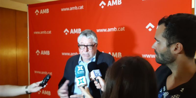 El vicepresident de l'AMB, Antonio Belmón, atenent als mitjans de comunicació. FOTO: Ferran Mitjà El vicepresident de l'AMB, Antonio Belmón, atenent als mitjans de comunicació. FOTO: Ferran Mitjà