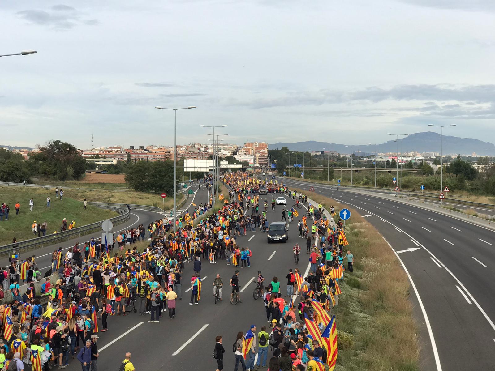 Centenars de cerdanyolencs s'han unit a la Marxa per la Llibertat que passava aquest matí per la ciutat