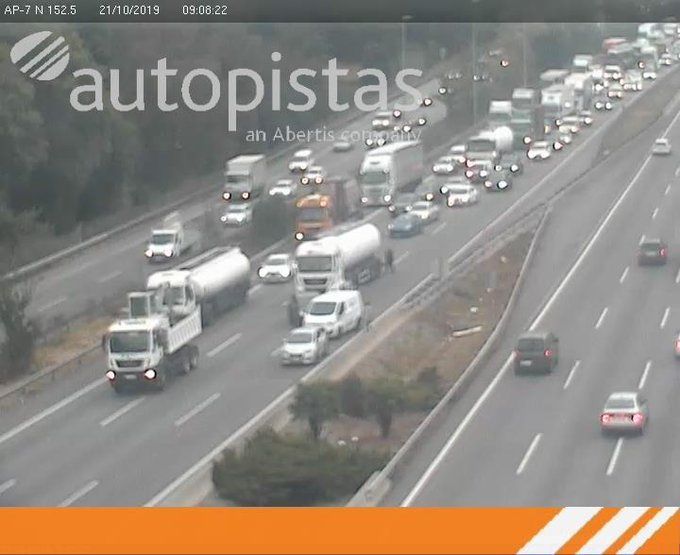 El camió accidentat a l'AP-7, entre Cerdanyola i Sant Cugat FOTO: Servei Català del Trànsit