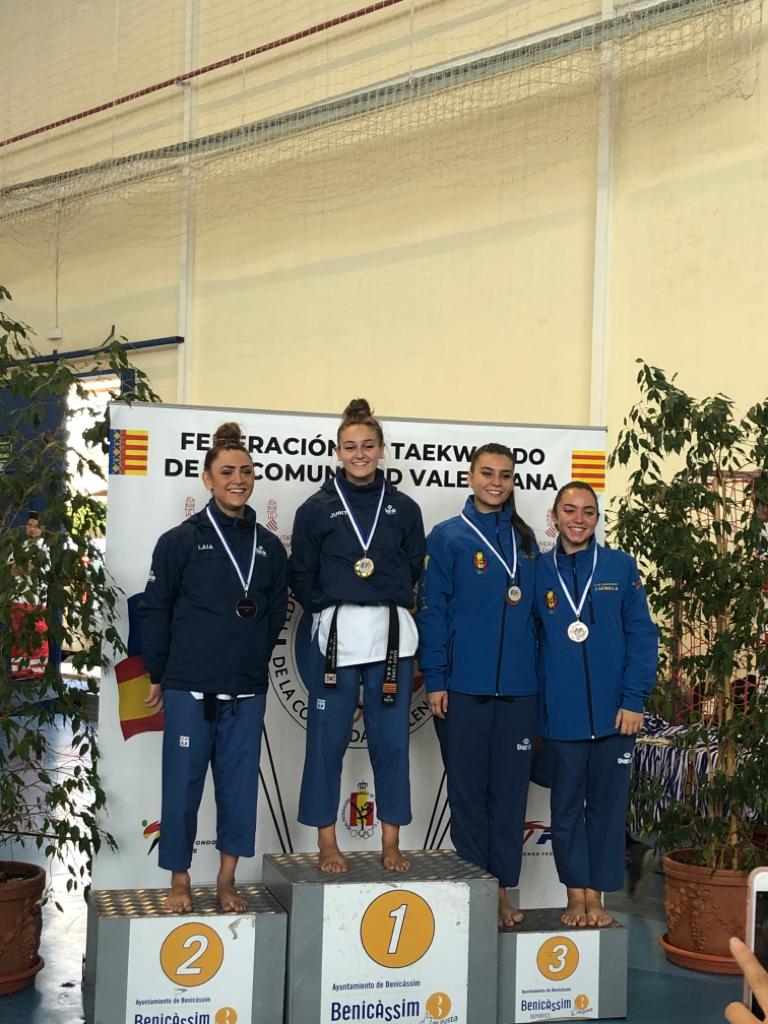 Judit López (1a) i Laia Peiris (2a) al podi de l’Open de Taekwondo